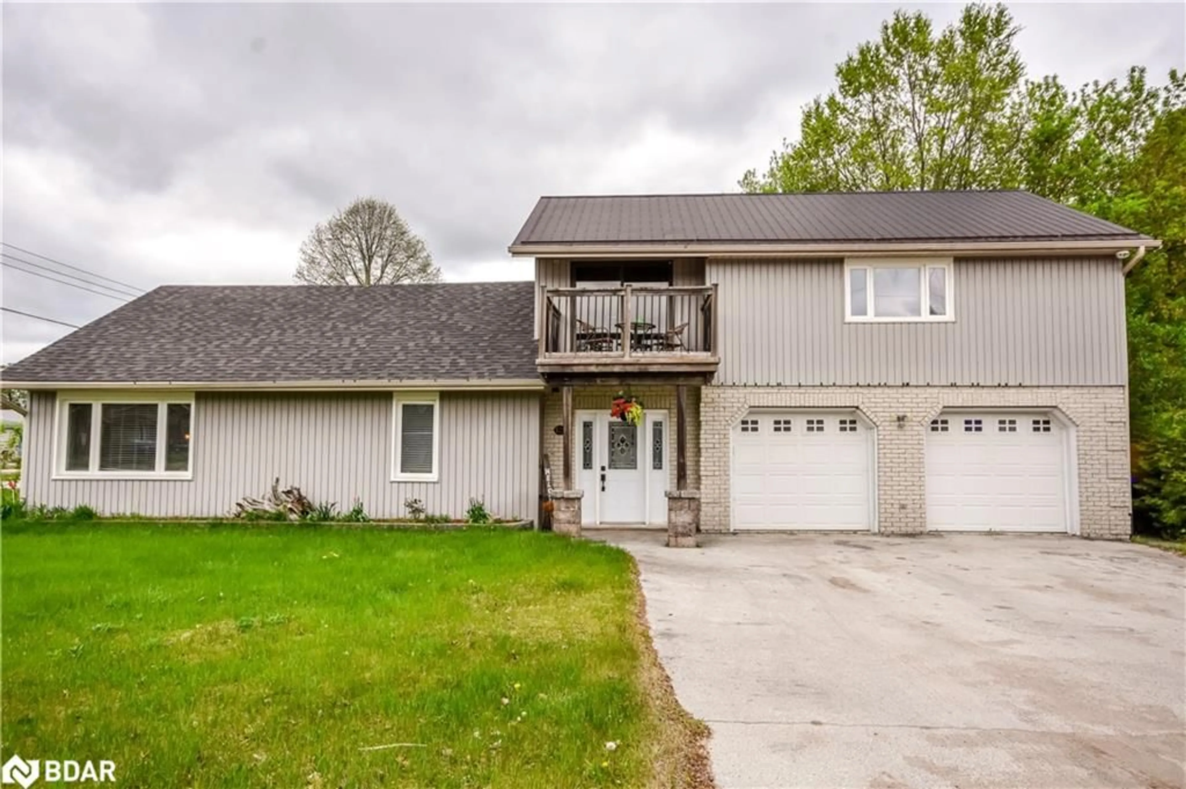 Home with vinyl exterior material, street for 129 Auburn St, Angus Ontario L0M 1B0