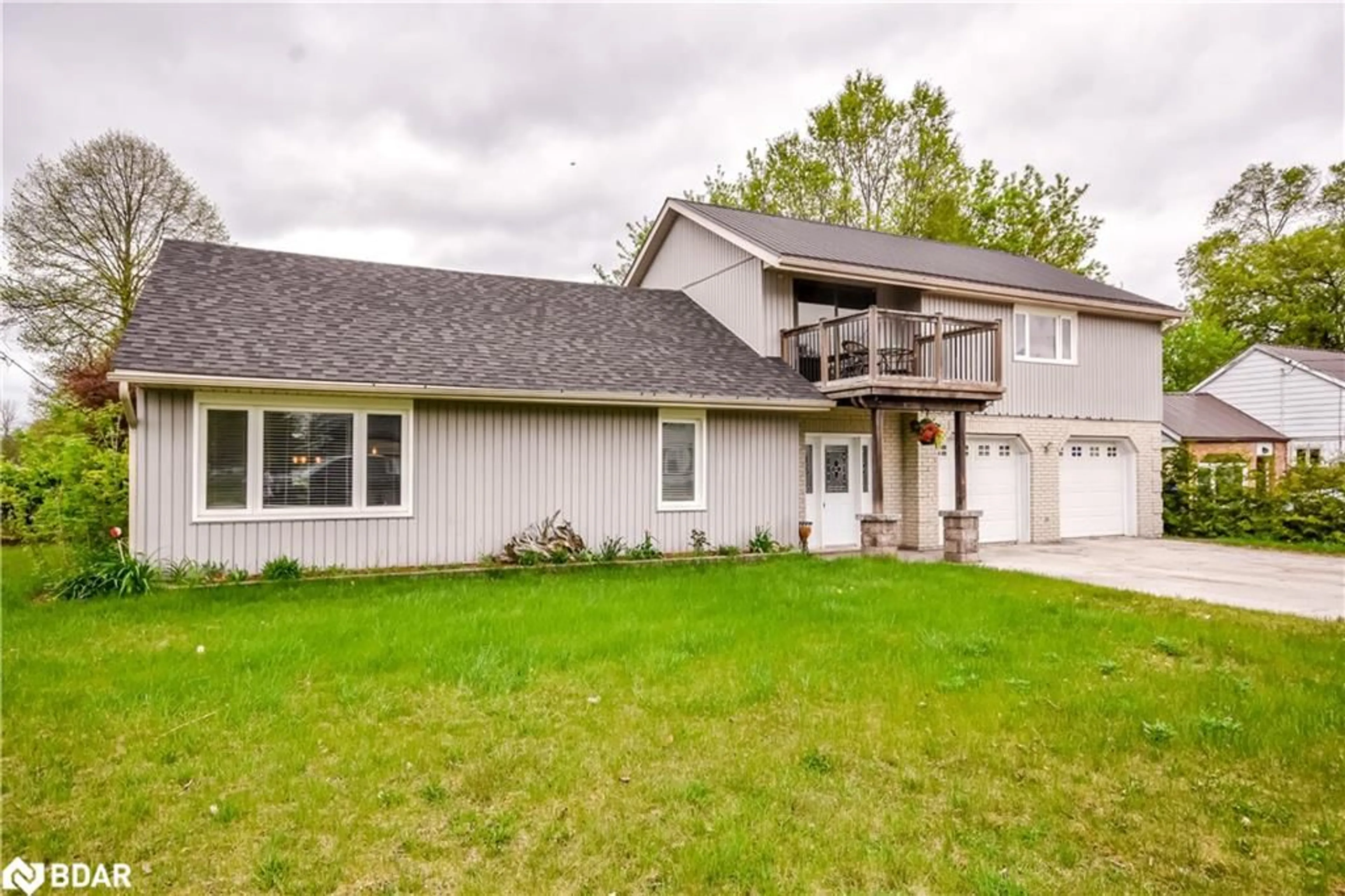 Home with vinyl exterior material, unknown for 129 Auburn St, Angus Ontario L0M 1B0