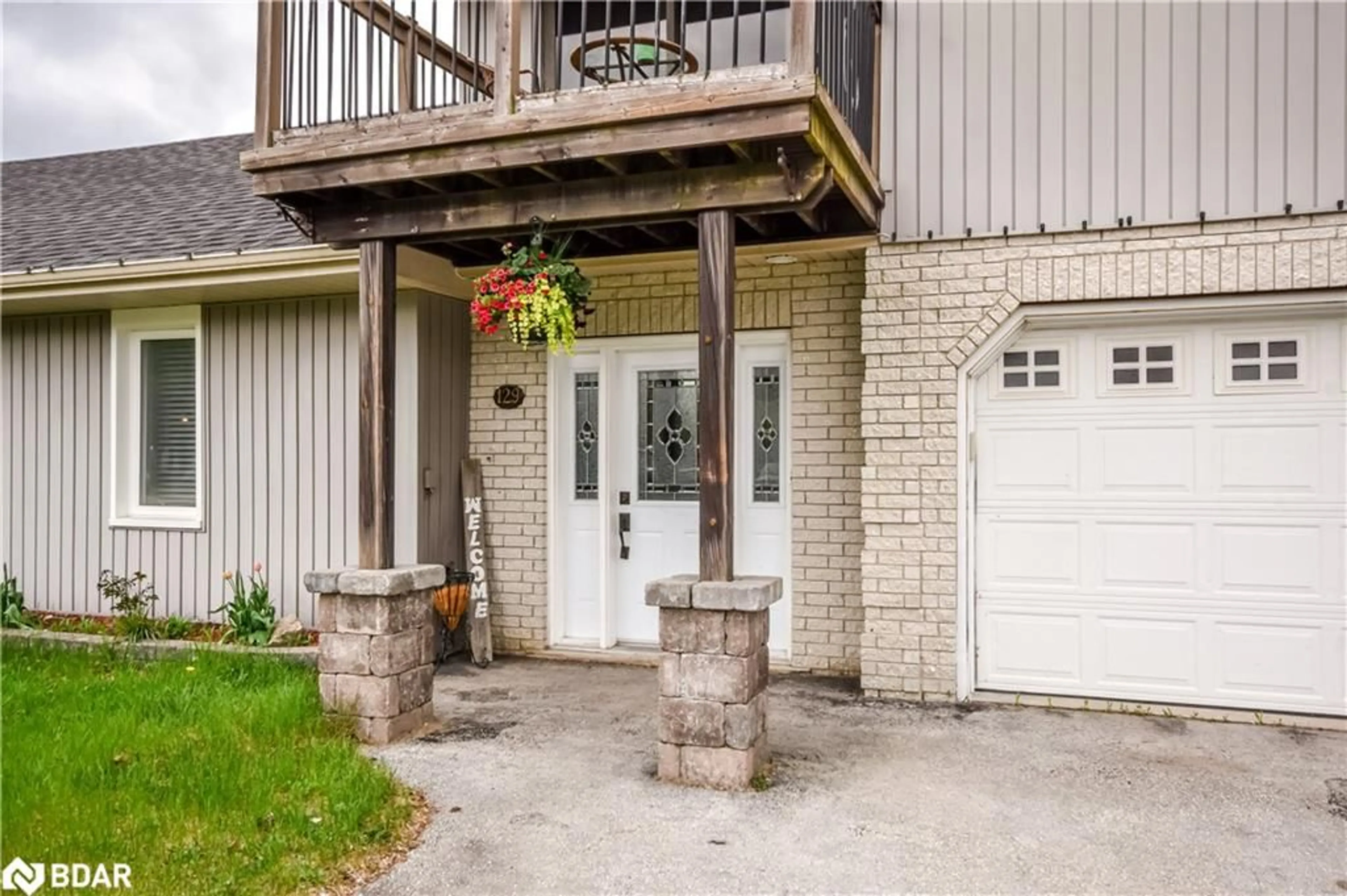 Patio, street for 129 Auburn St, Angus Ontario L0M 1B0