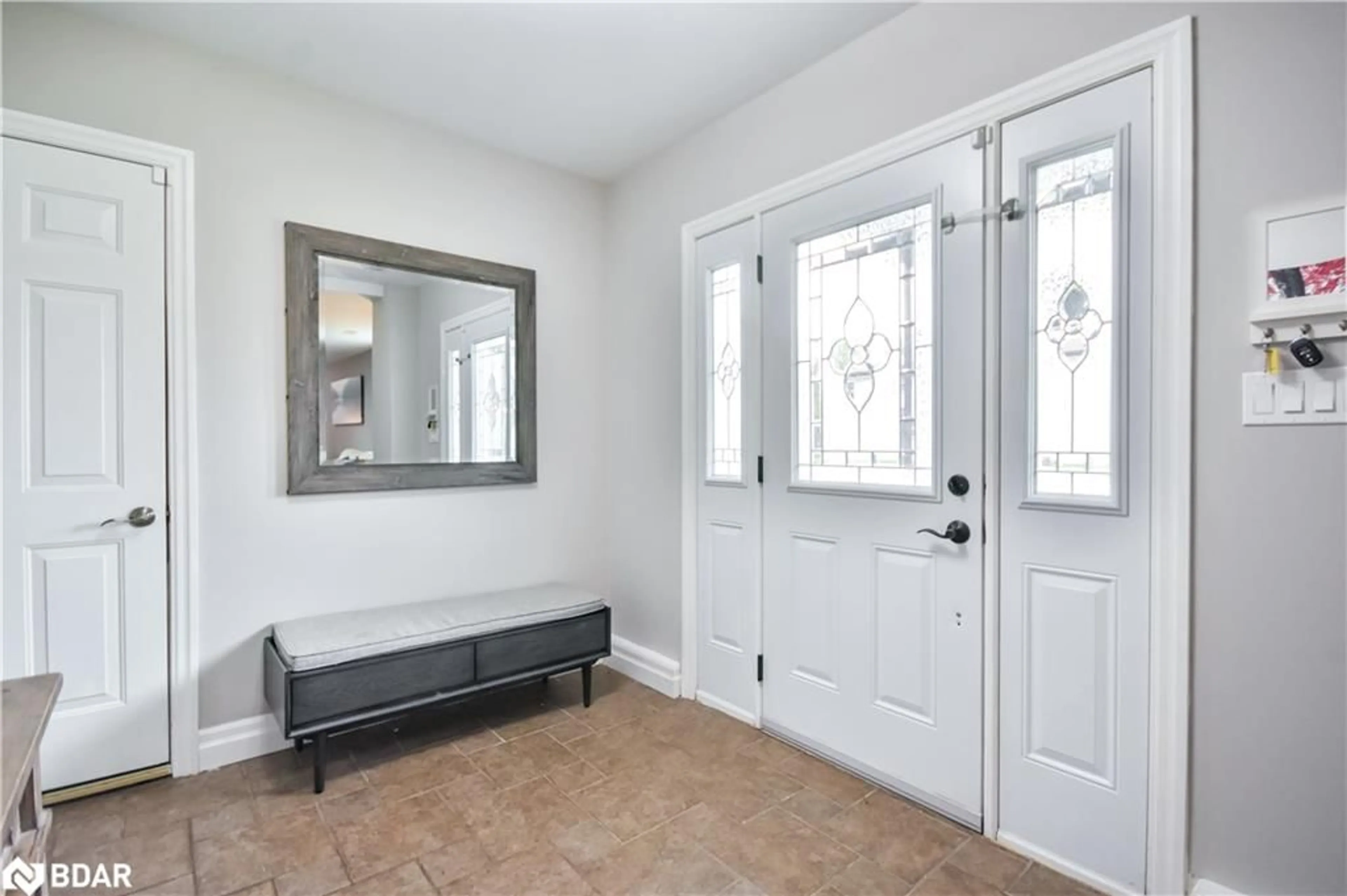 Indoor entryway for 129 Auburn St, Angus Ontario L0M 1B0