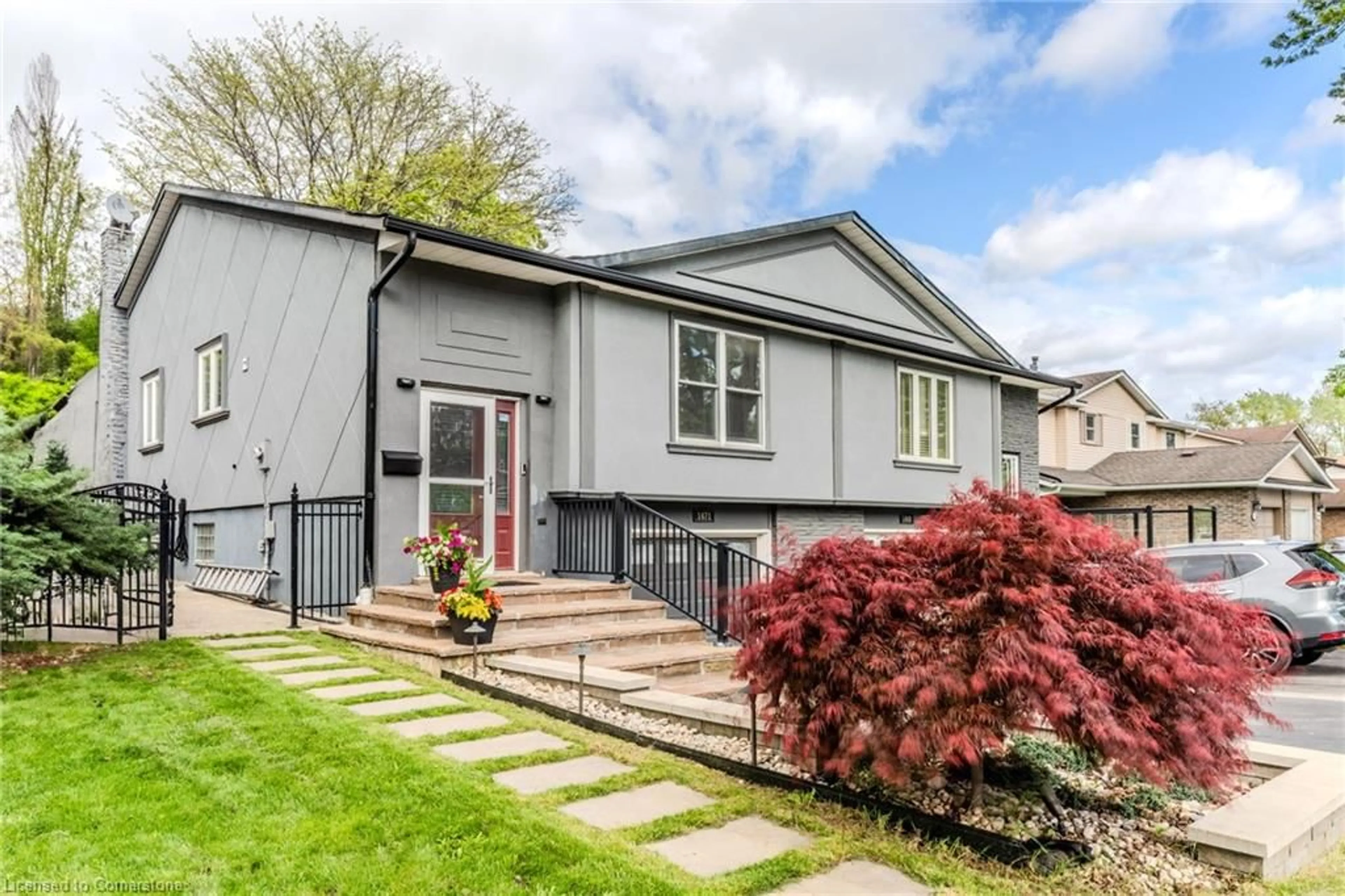 Home with vinyl exterior material, street for 1471 Paddington Crt, Burlington Ontario L7M 1W7