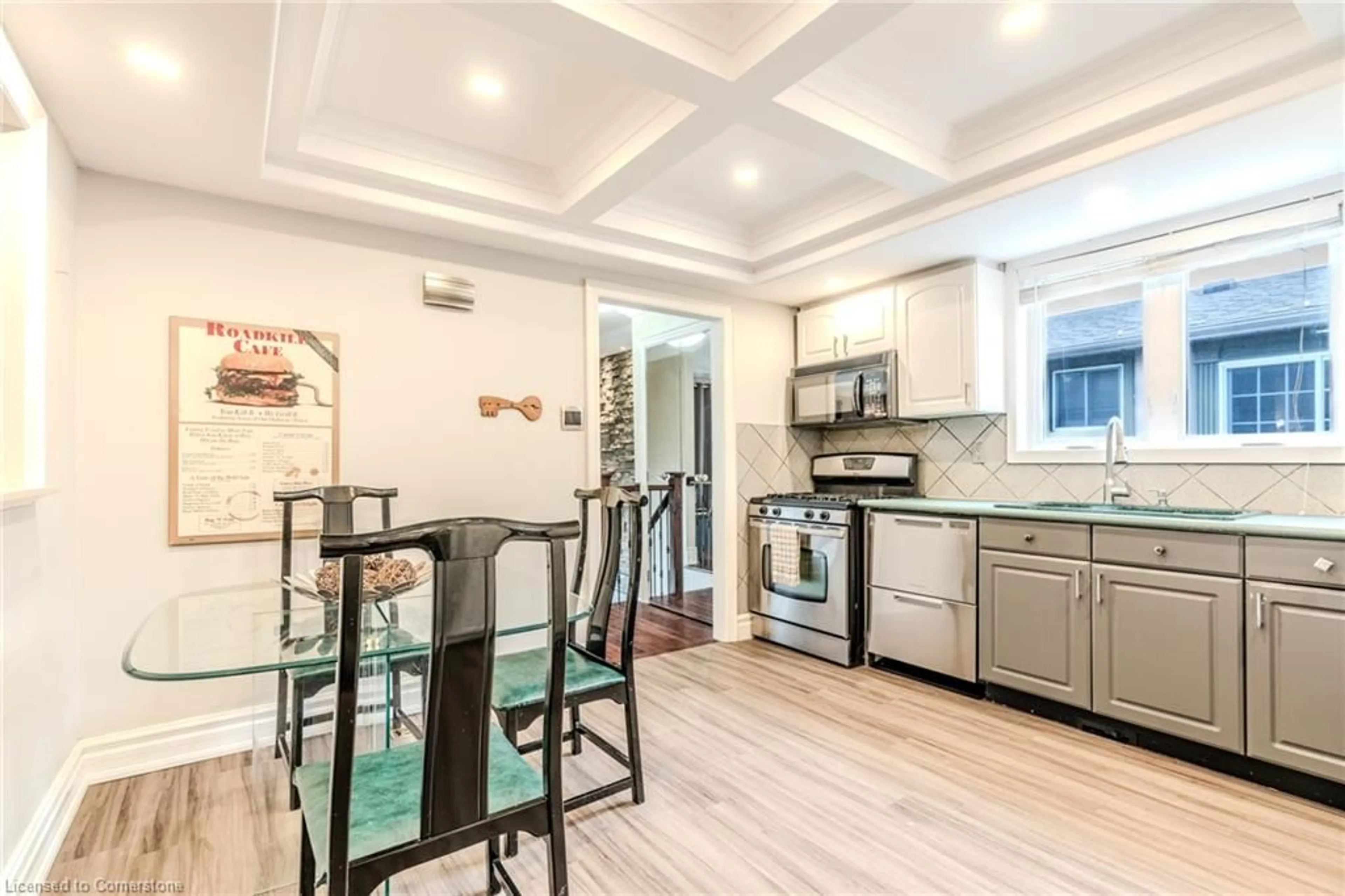 Open concept kitchen, unknown for 1471 Paddington Crt, Burlington Ontario L7M 1W7