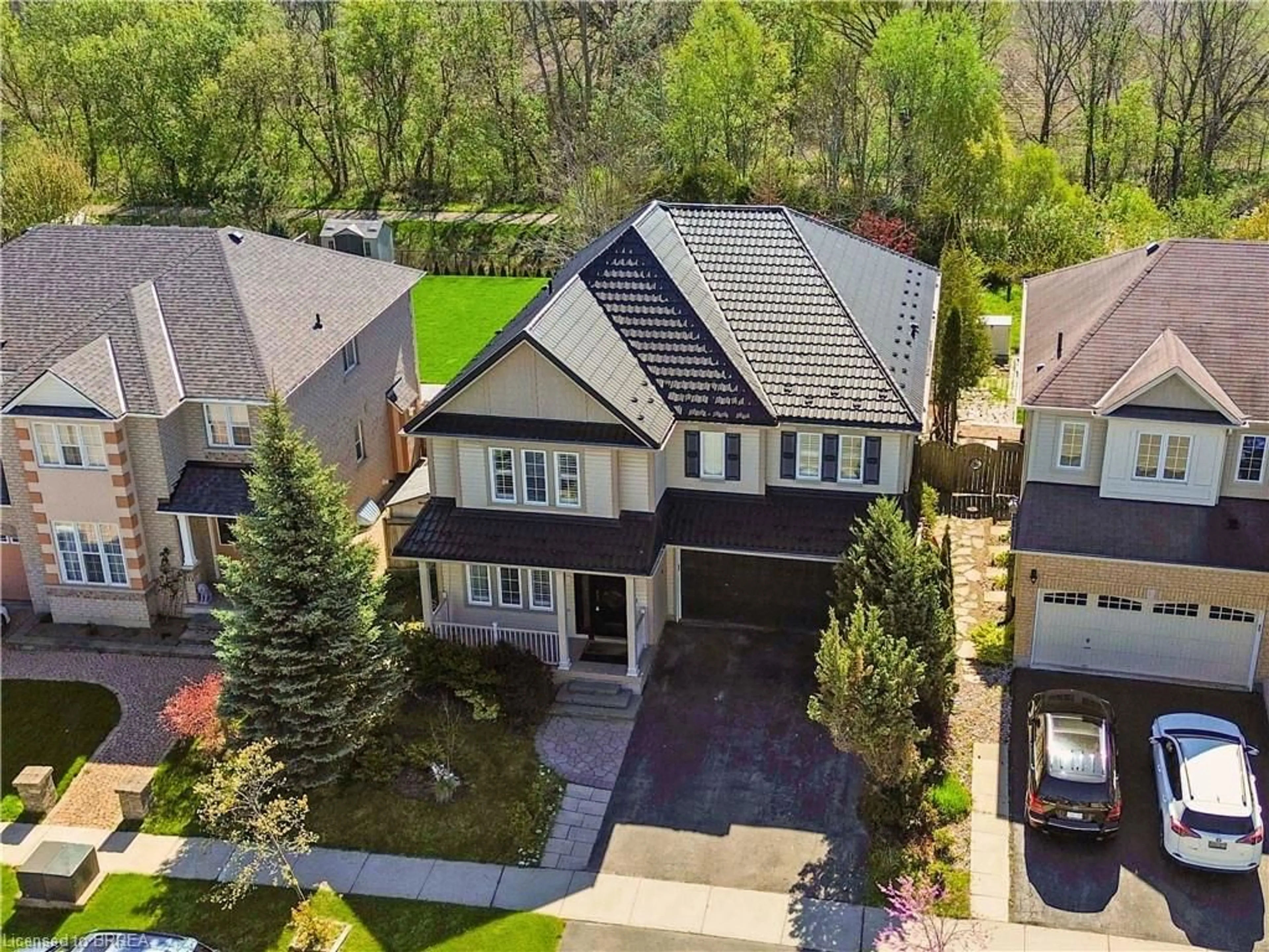 A pic from outside/outdoor area/front of a property/back of a property/a pic from drone, street for 155 Hunter Way, Brantford Ontario N3T 0B2