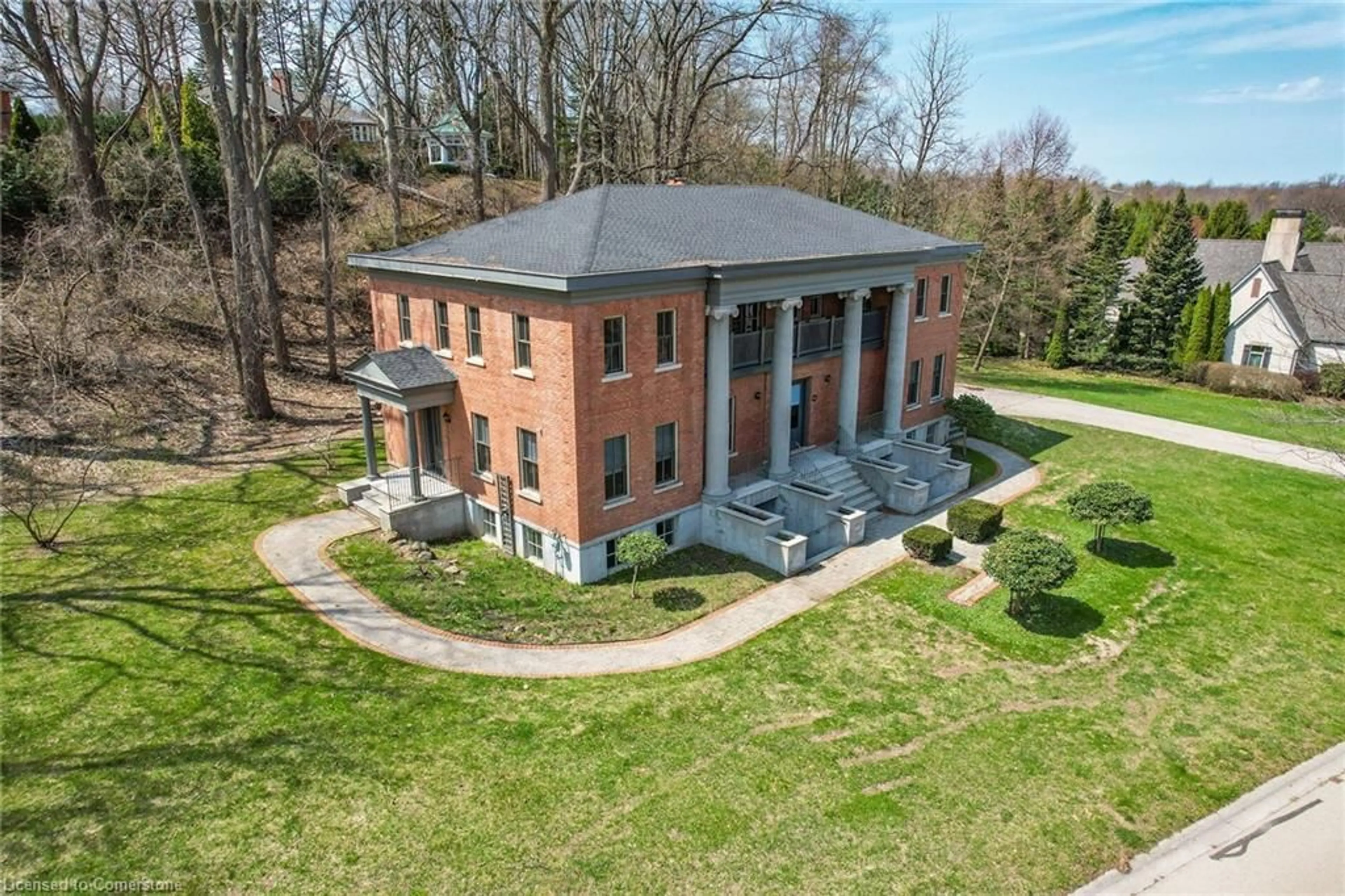 A pic from outside/outdoor area/front of a property/back of a property/a pic from drone, building for 6638 Calaguiro Dr, Niagara Falls Ontario L2J 4L6