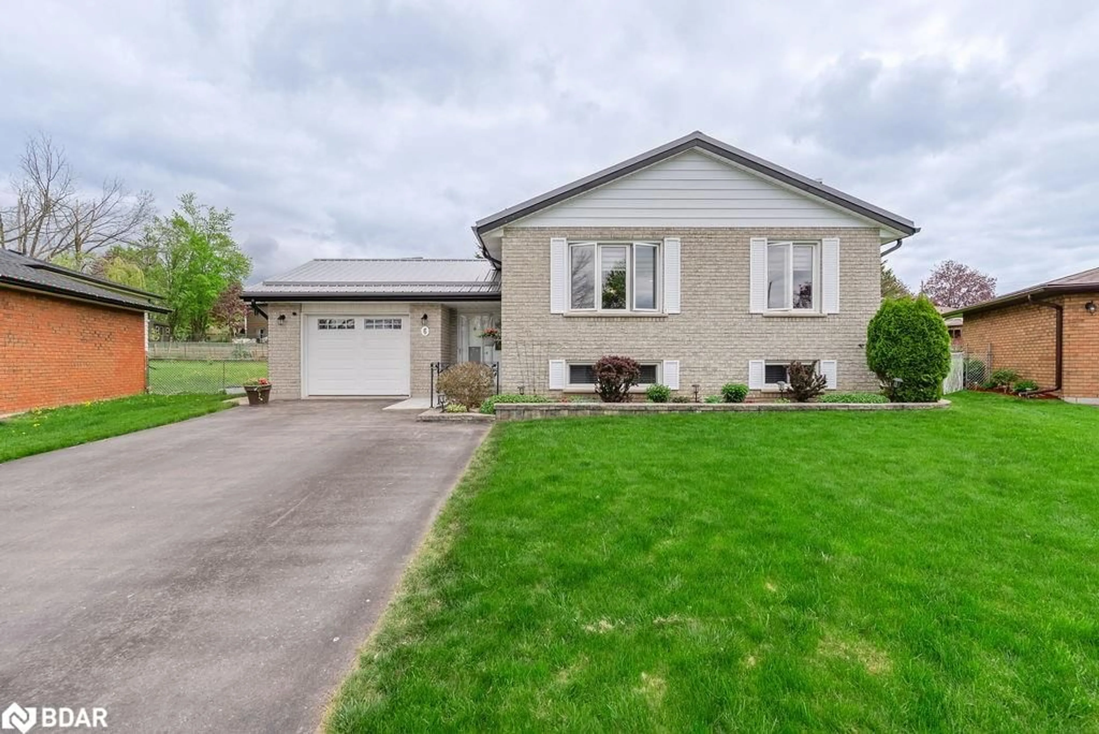 Home with vinyl exterior material, street for 6 Richardson Crt, Lindsay Ontario K9V 5W3