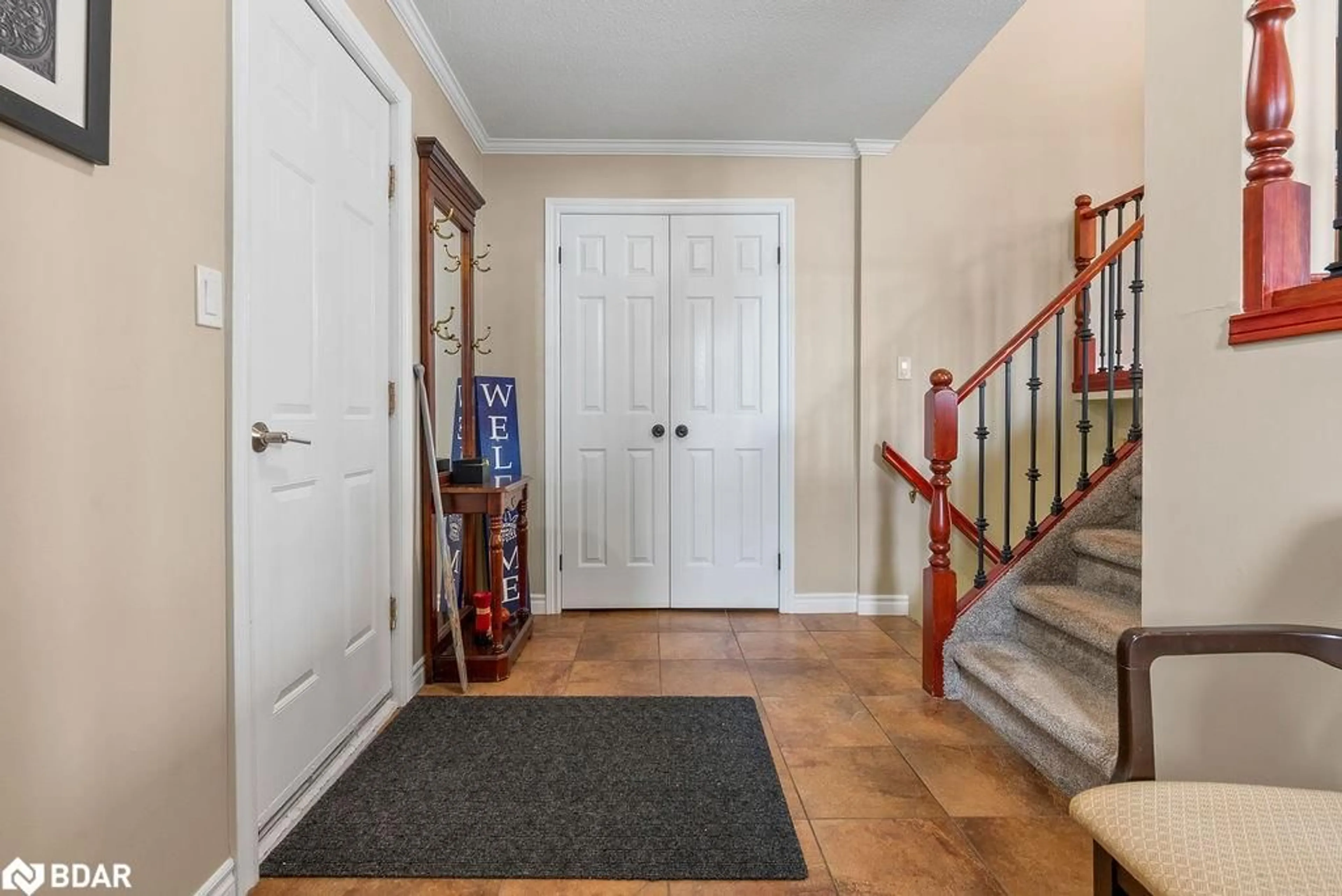 Indoor entryway for 6 Richardson Crt, Lindsay Ontario K9V 5W3
