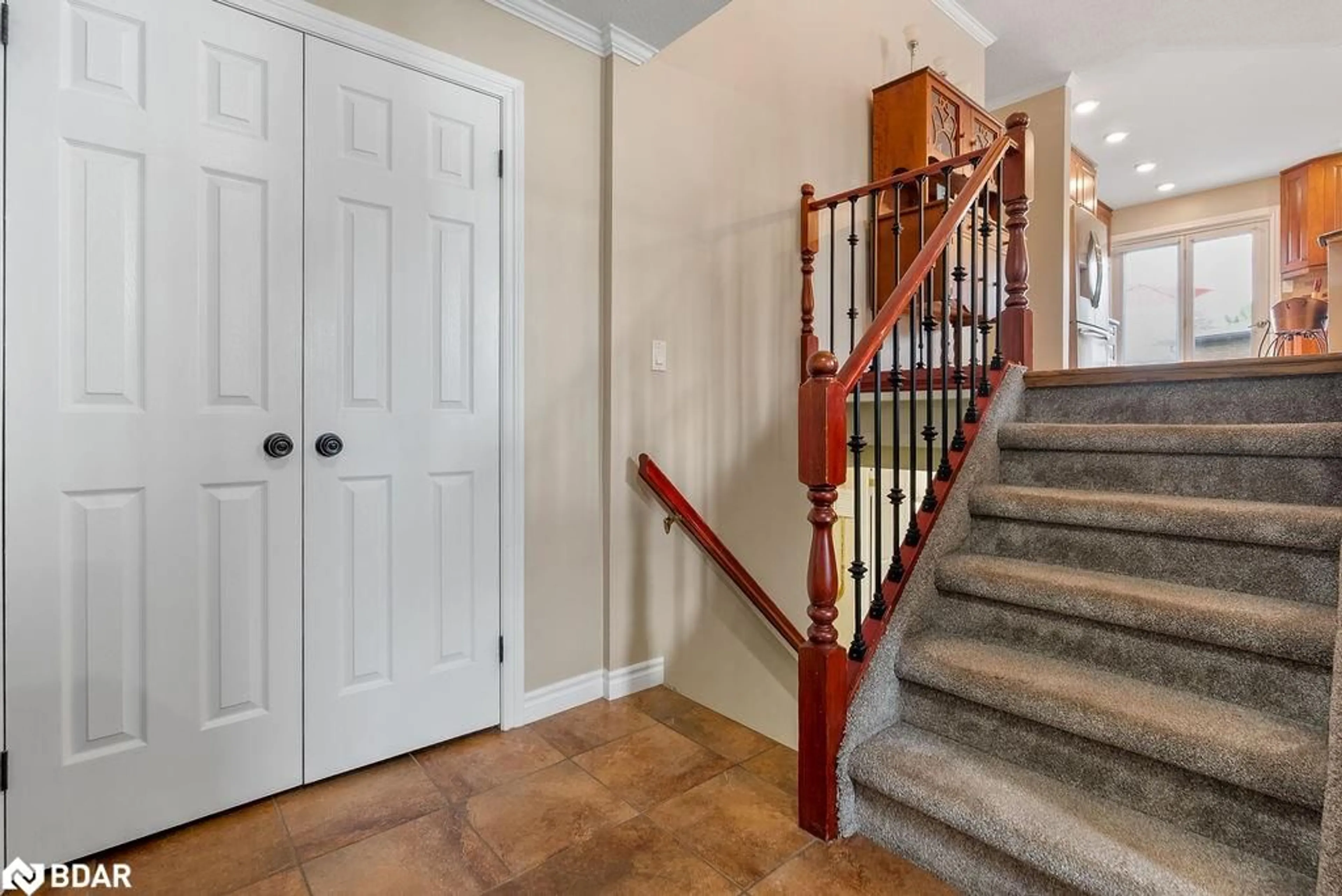 Indoor entryway for 6 Richardson Crt, Lindsay Ontario K9V 5W3