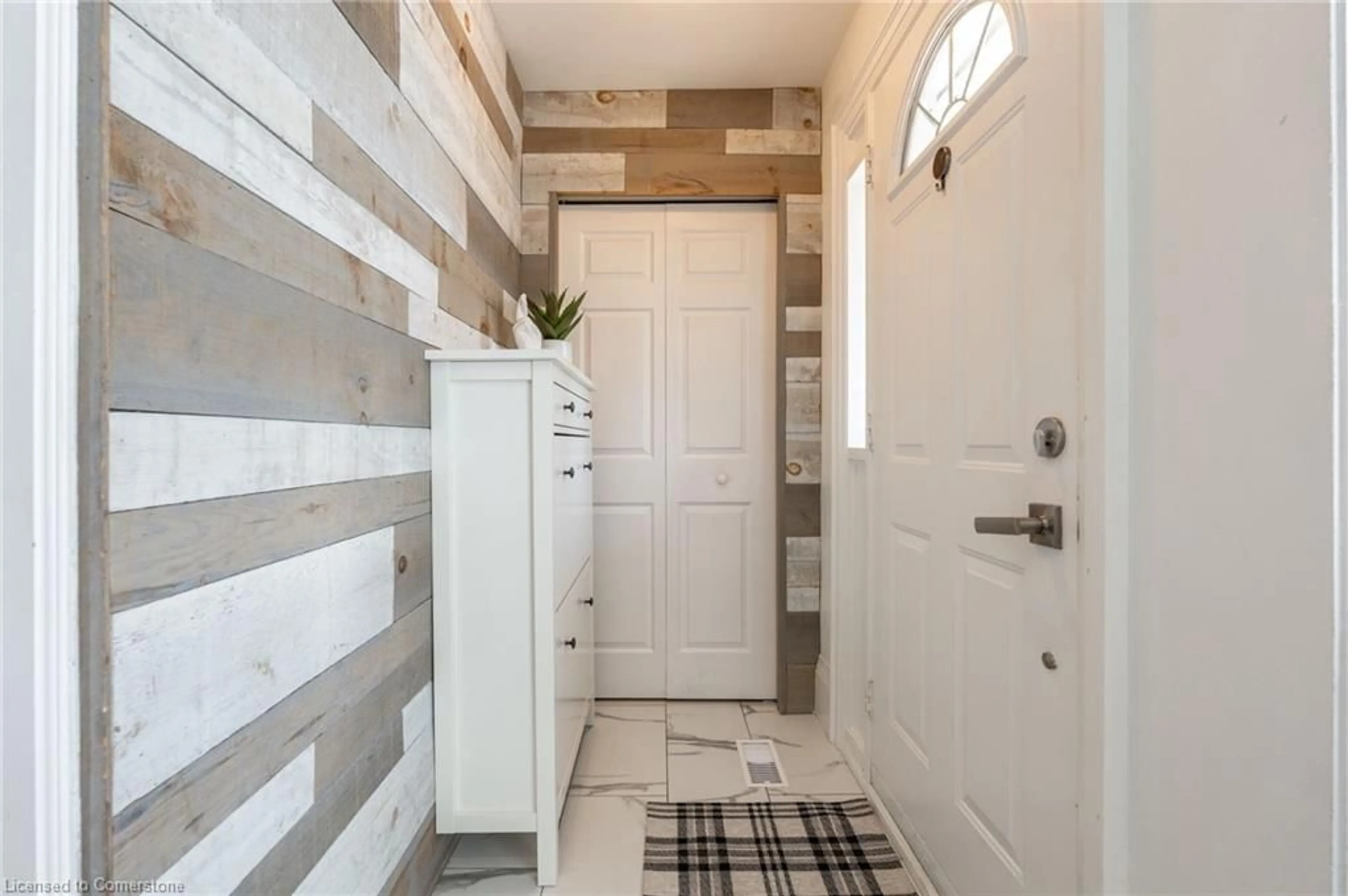 Indoor entryway for 2375 Gareth Rd, Mississauga Ontario L5B 1Z4