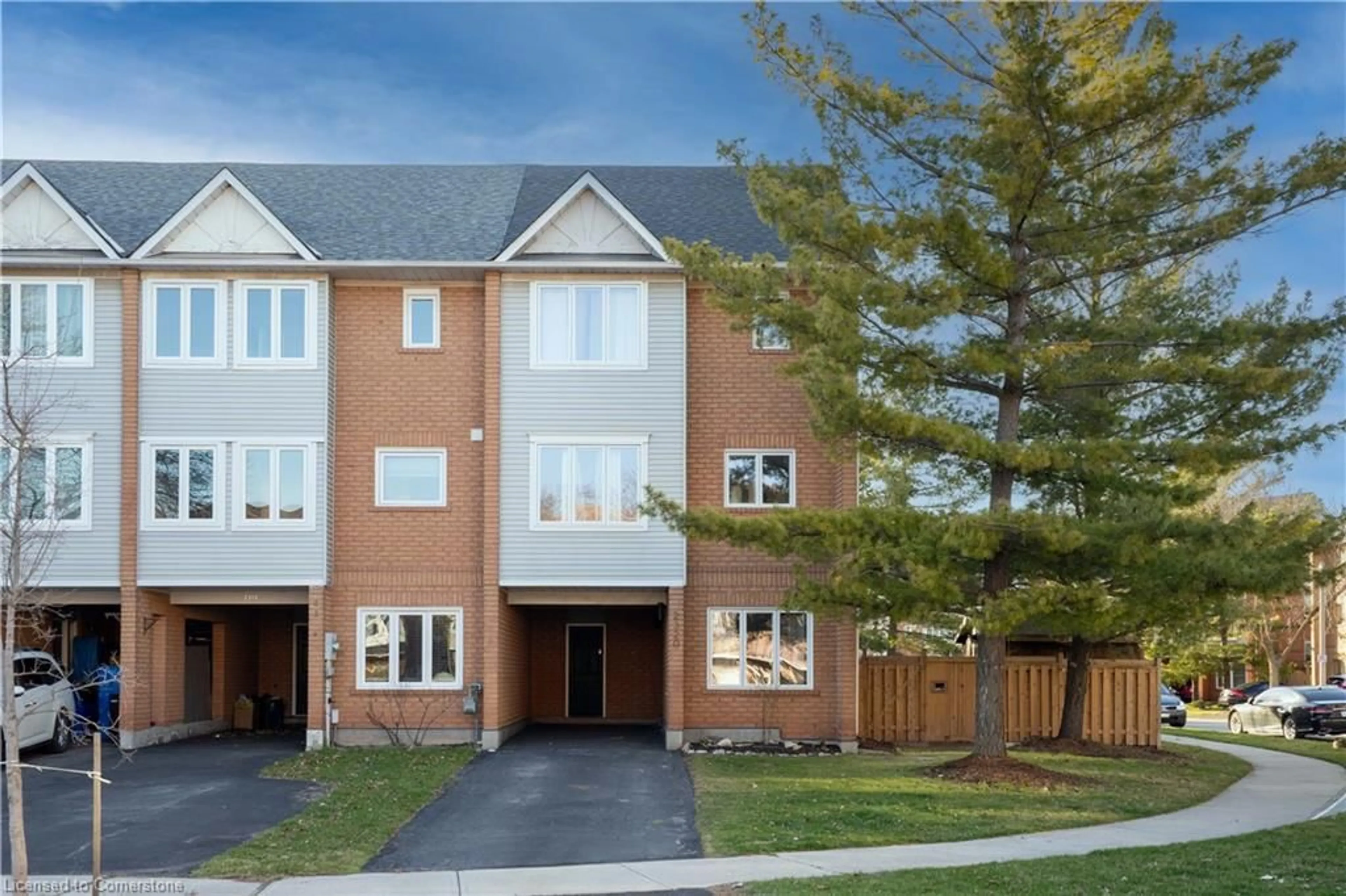 A pic from outside/outdoor area/front of a property/back of a property/a pic from drone, street for 2320 Strawfield Crt, Oakville Ontario L6H 6C2