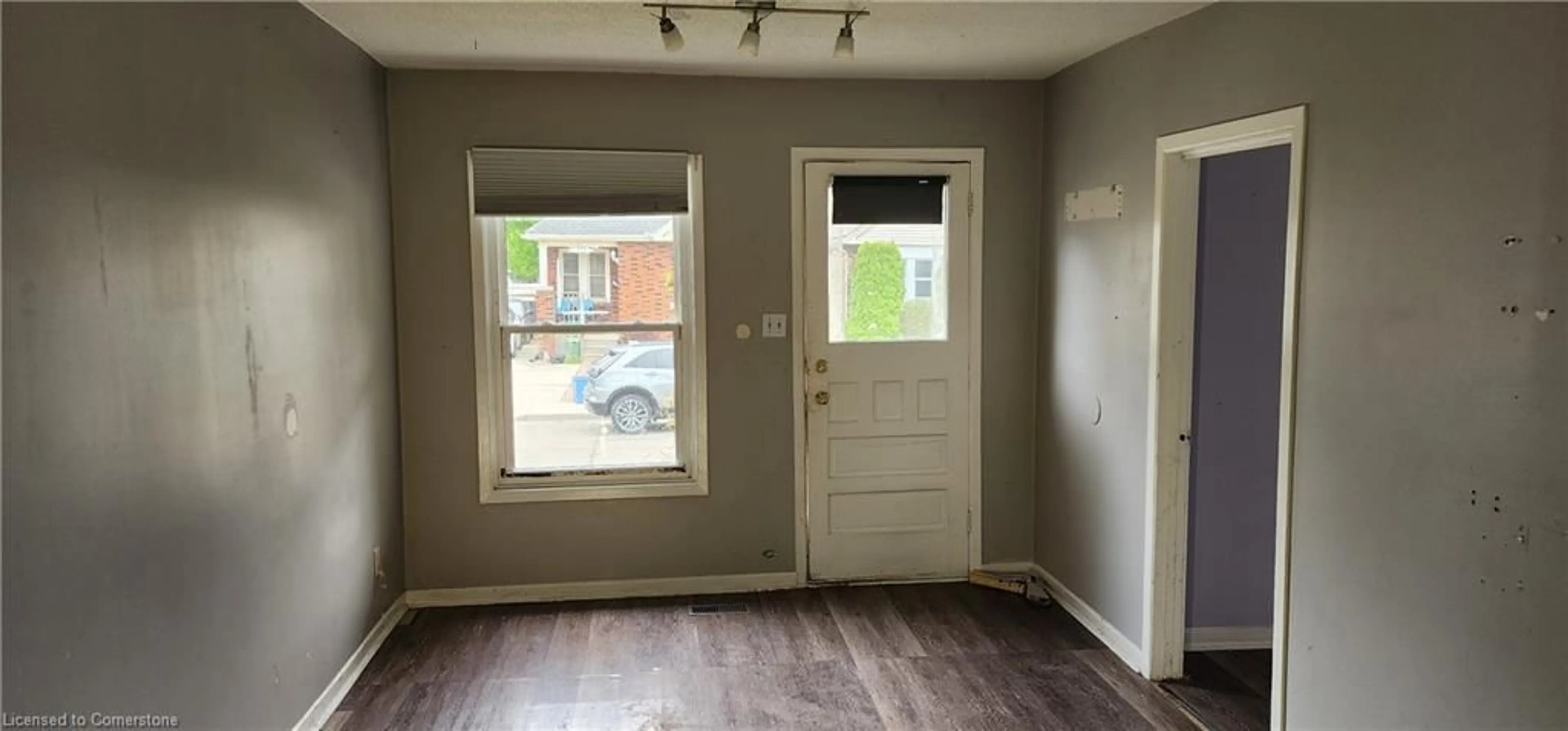 A pic of a room for 133 Barons Ave, Hamilton Ontario L8H 5A6