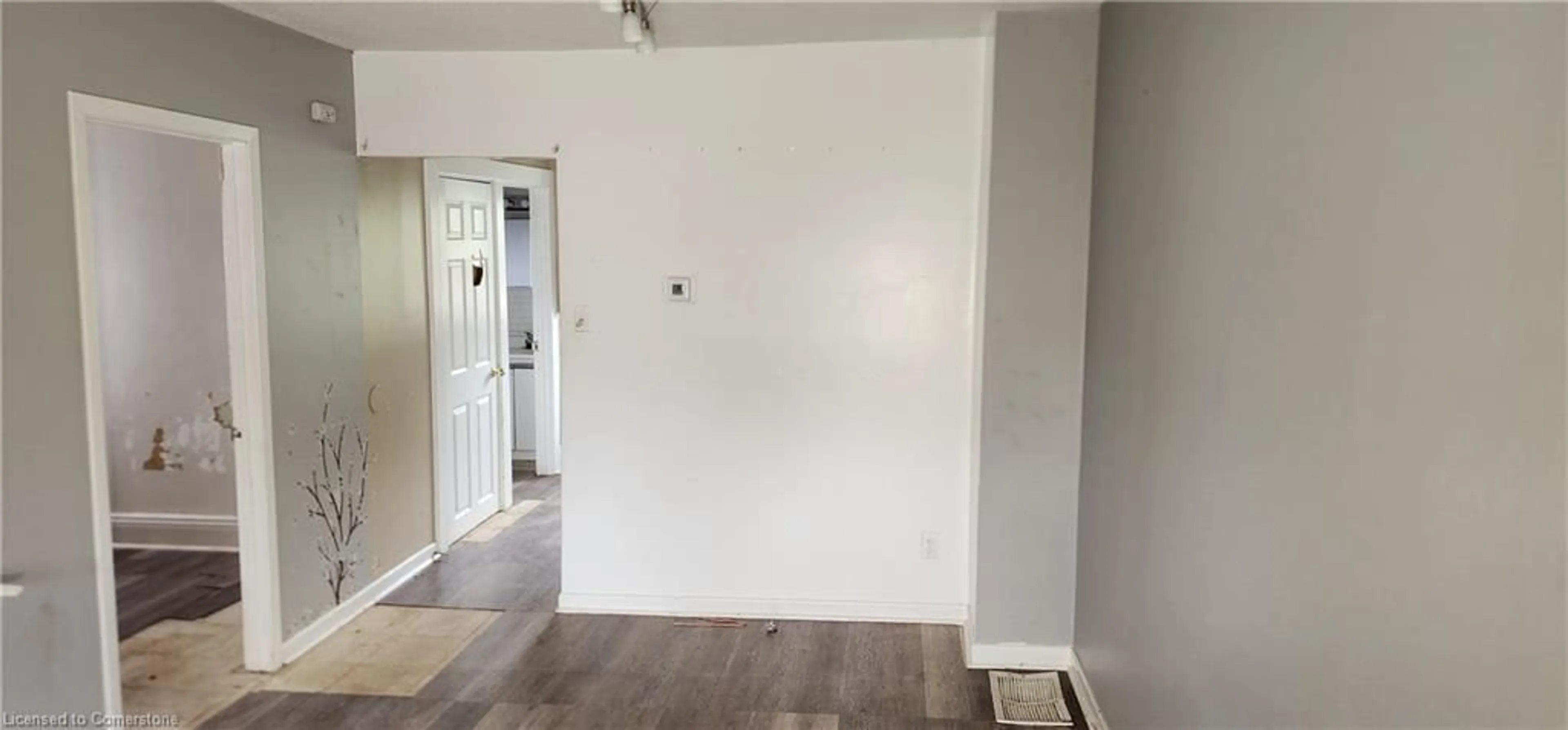 A pic of a room for 133 Barons Ave, Hamilton Ontario L8H 5A6