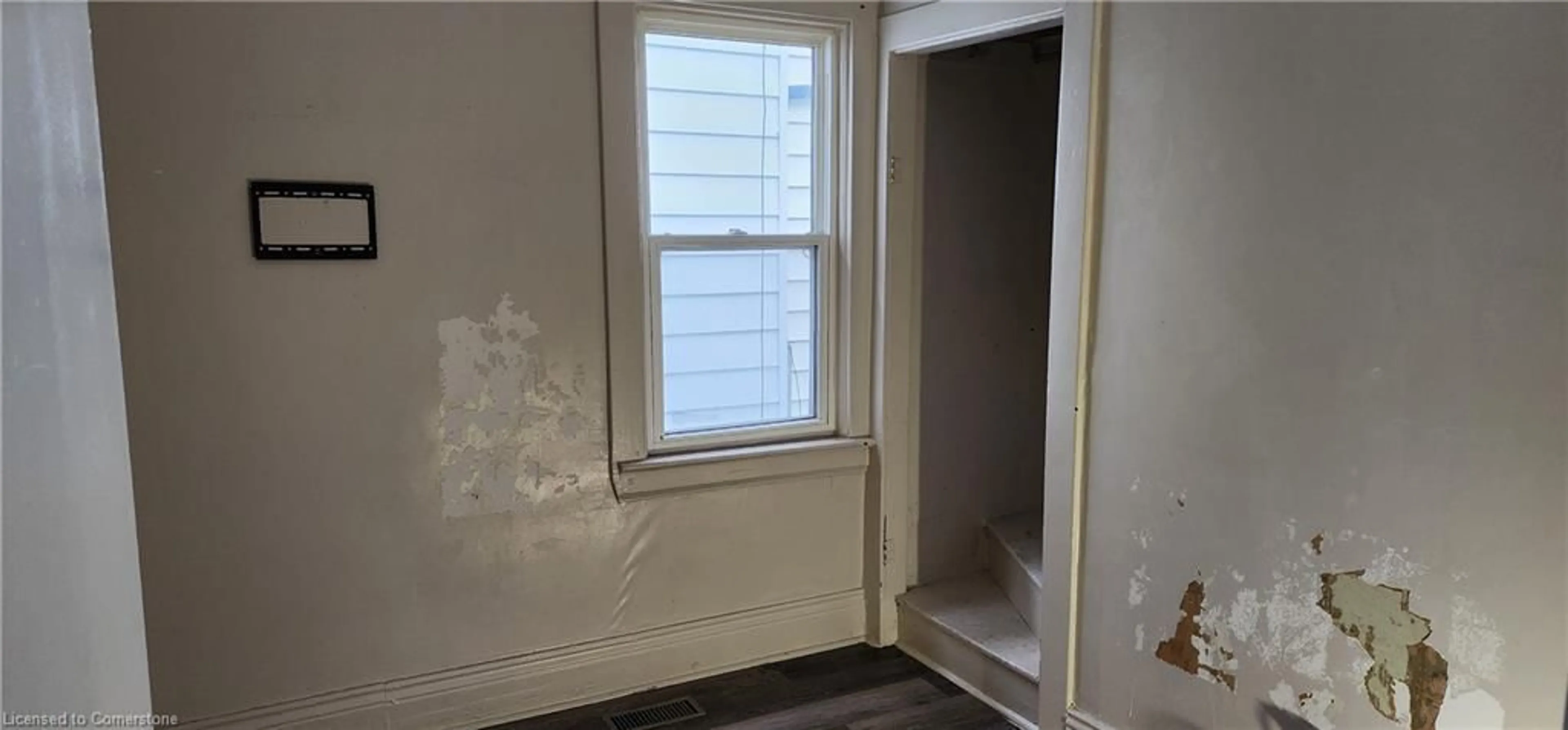 A pic of a room for 133 Barons Ave, Hamilton Ontario L8H 5A6