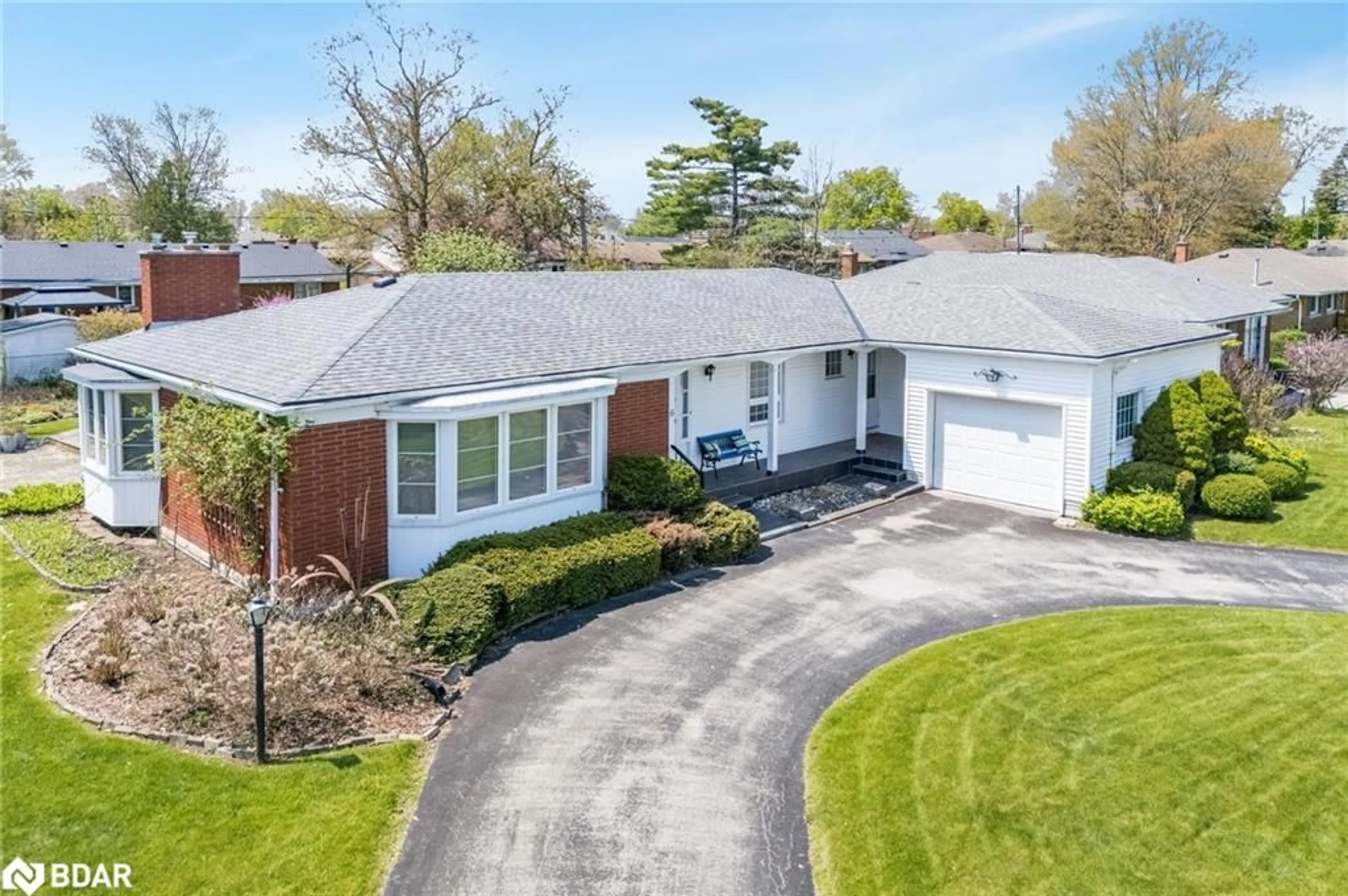 A pic from outside/outdoor area/front of a property/back of a property/a pic from drone, street for 6 Glendale Dr, Welland Ontario L3C 4Y6