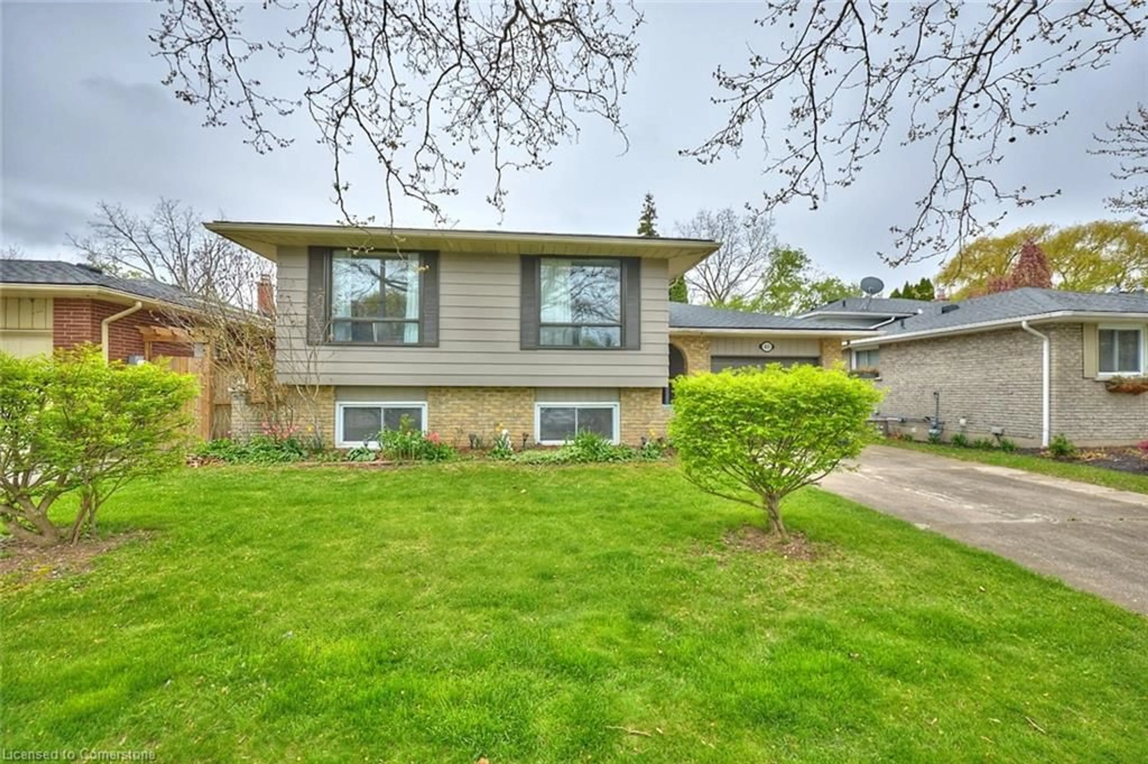 Home with vinyl exterior material, street for 40 Kimbermount Dr, St. Catharines Ontario L2N 5V6