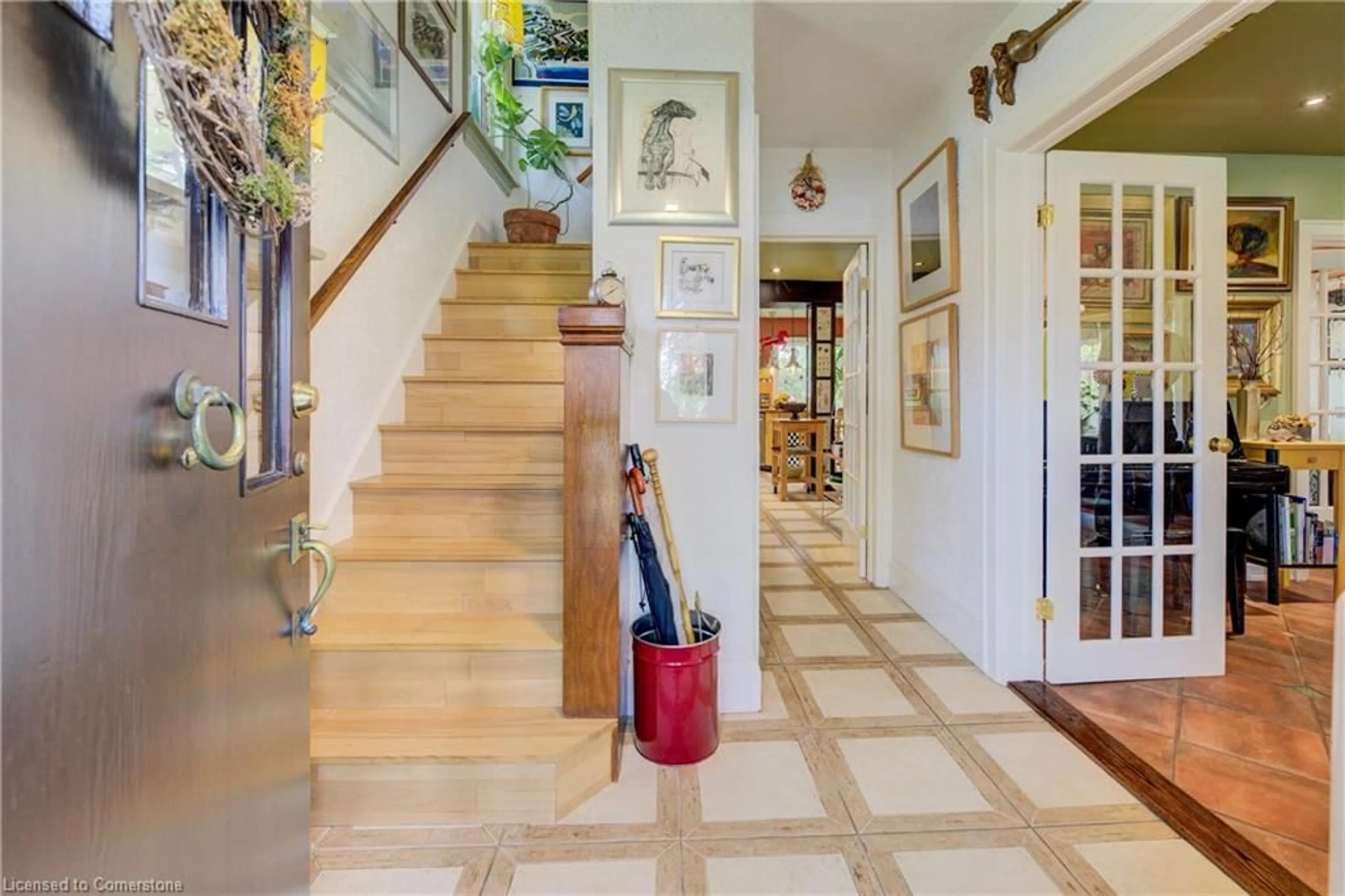 Indoor foyer for 85 Union Blvd, Kitchener Ontario N2G 2K3