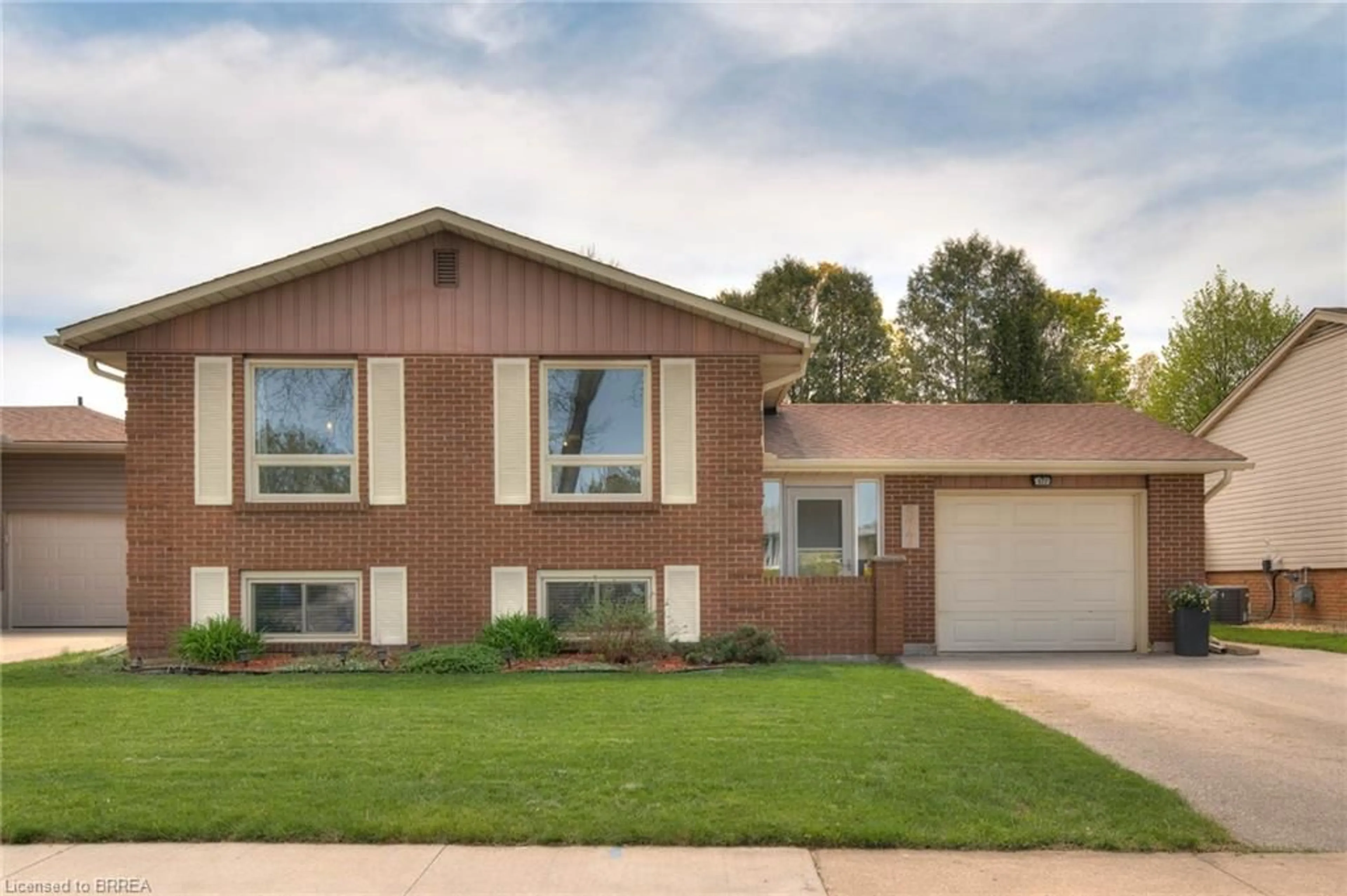 Home with brick exterior material, street for 577 Highpoint Ave, Waterloo Ontario N2L 4Z3