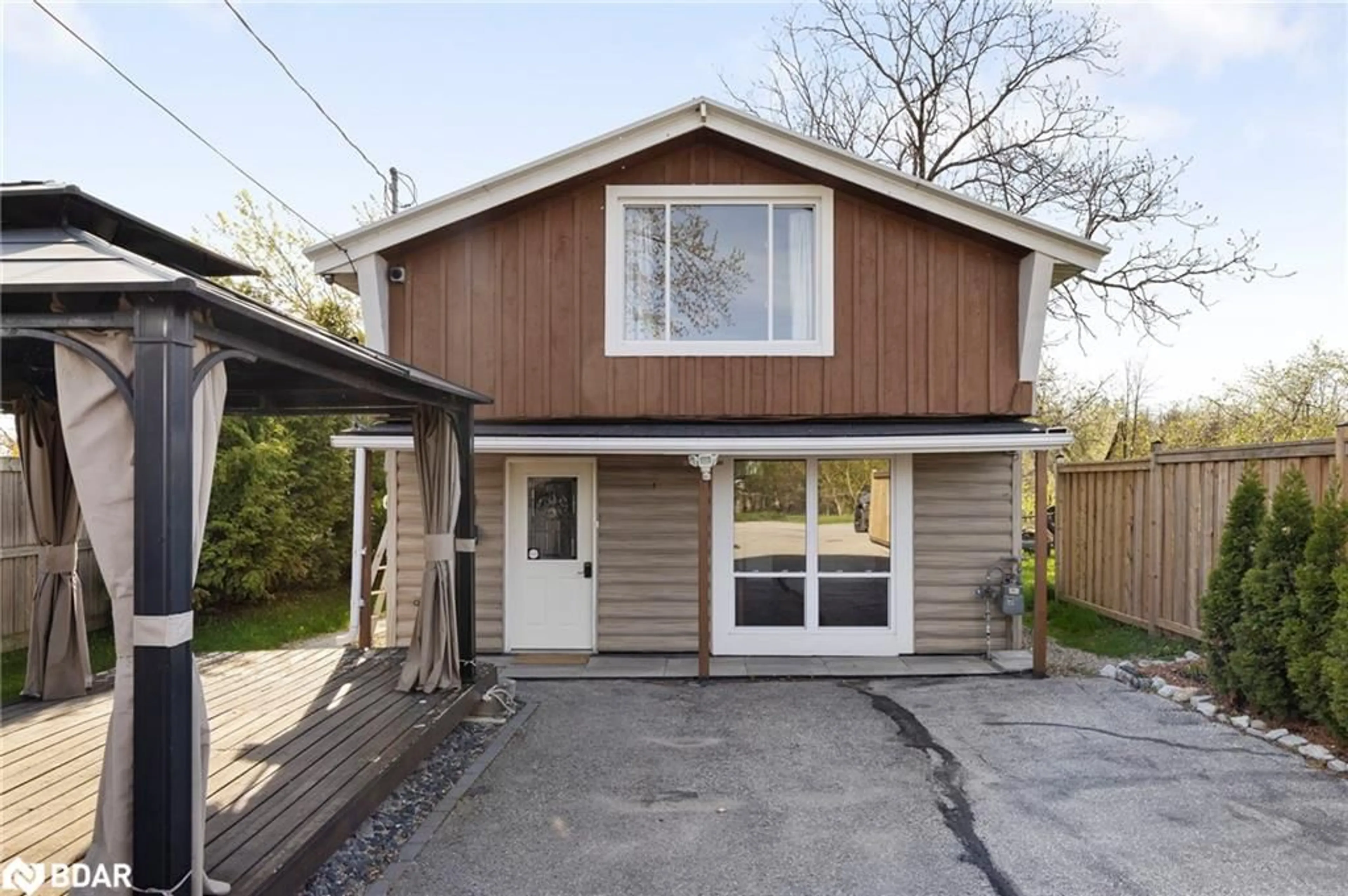 Home with vinyl exterior material, street for 3 Courtland St, Orillia Ontario L3V 1A4