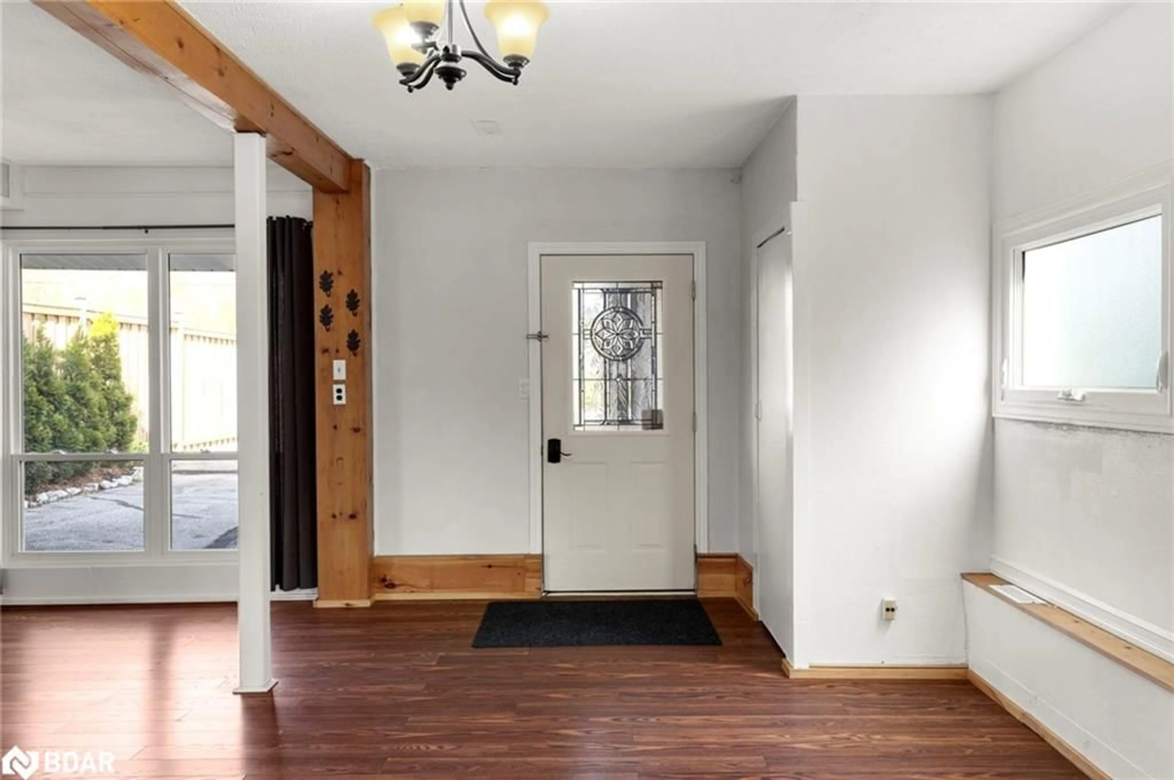 Indoor entryway for 3 Courtland St, Orillia Ontario L3V 1A4