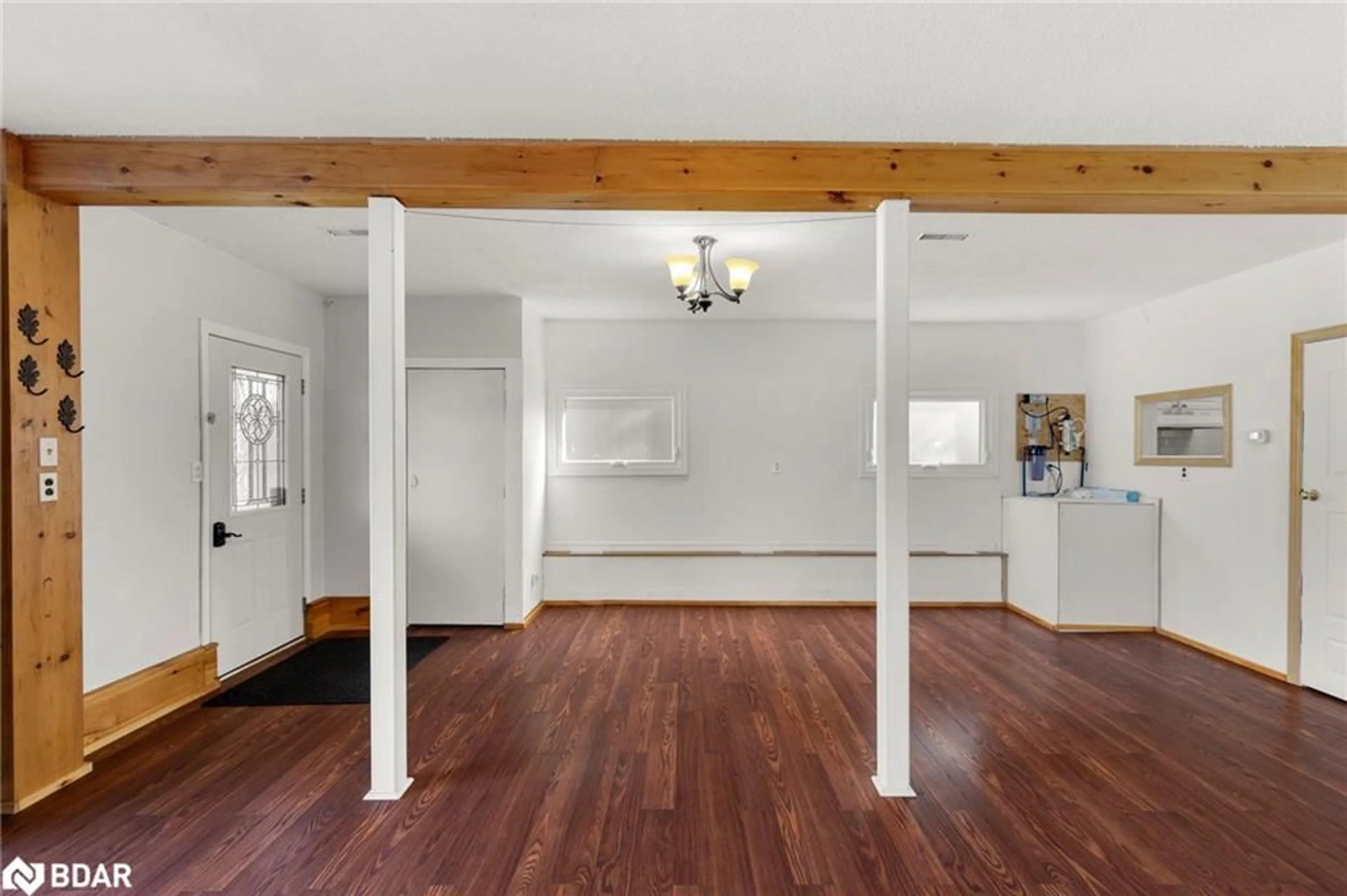 Indoor foyer for 3 Courtland St, Orillia Ontario L3V 1A4