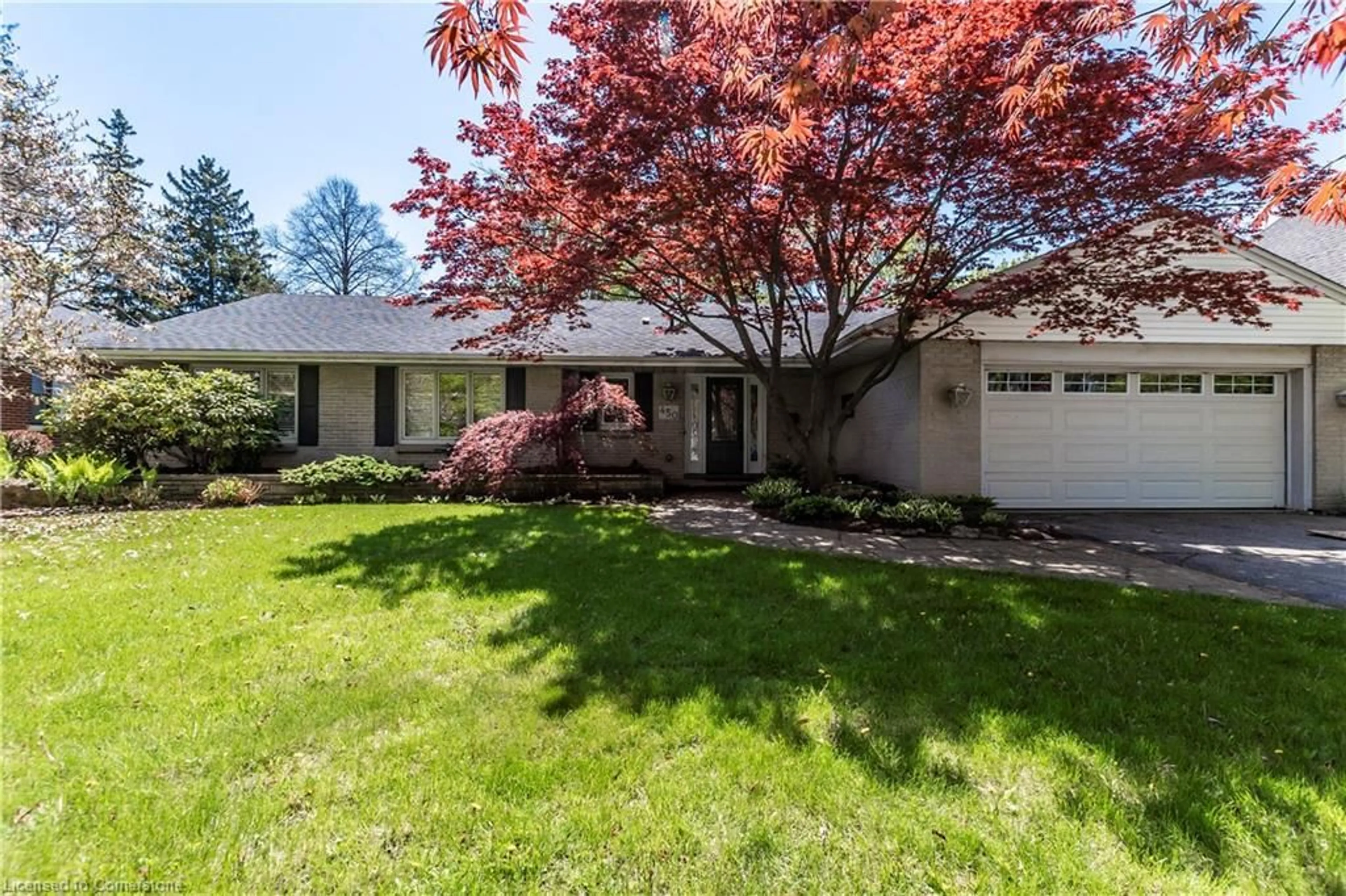 Home with vinyl exterior material, street for 450 Townsend Ave, Burlington Ontario L7T 2A8