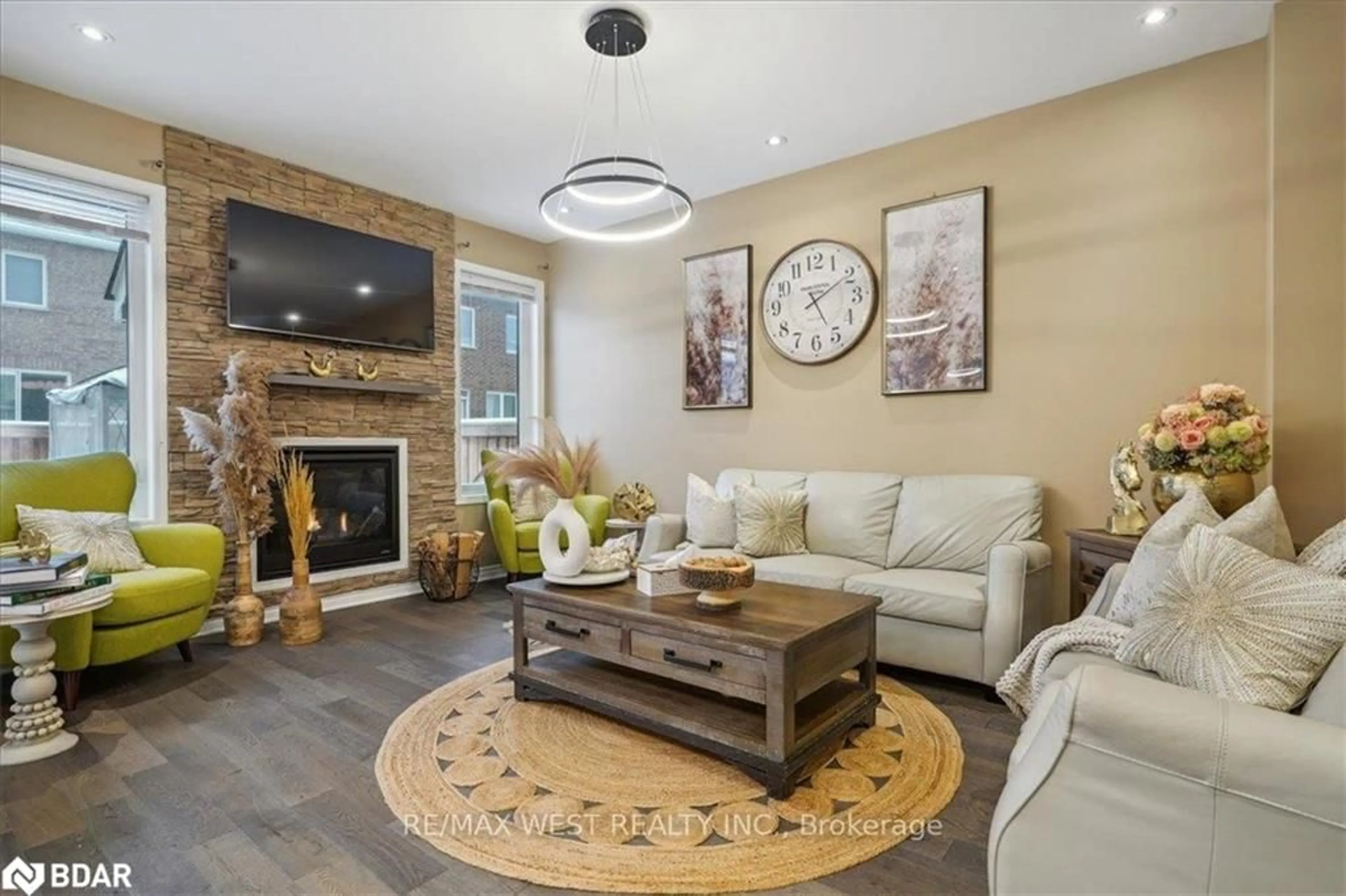 Living room with furniture, unknown for 120 Westfield Dr, Whitby Ontario L1P 0G1