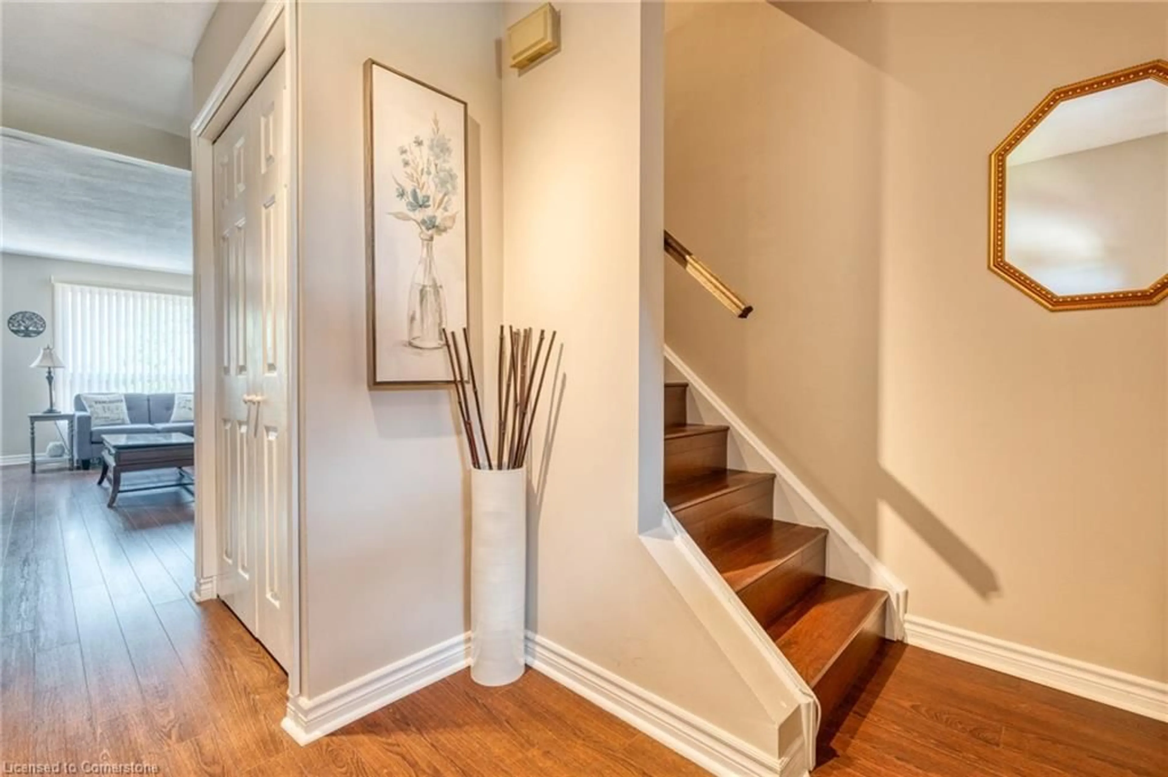 Indoor entryway for 899 Stone Church Rd #2, Hamilton Ontario L8W 1B2
