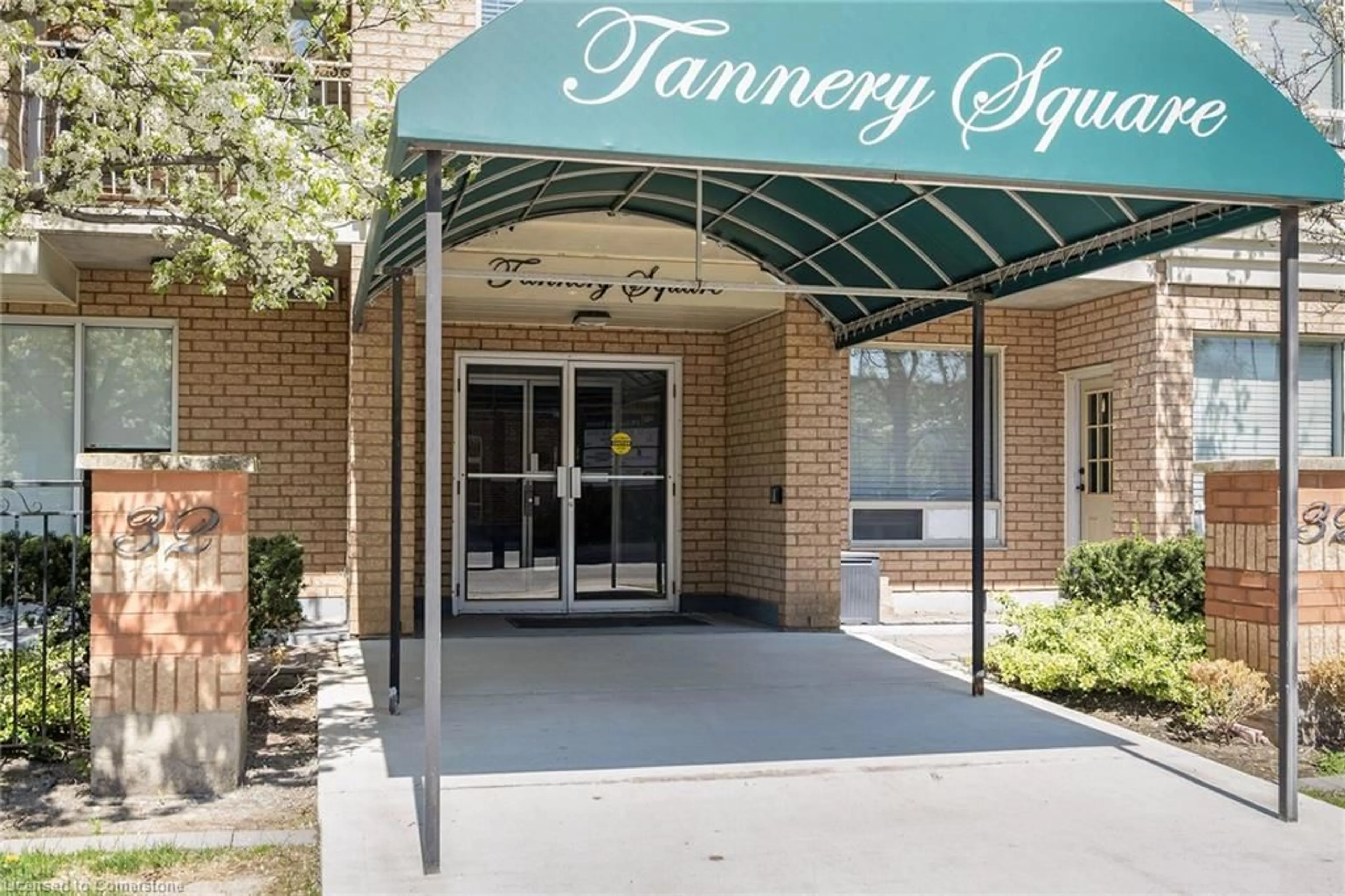 Indoor foyer for 32 Tannery St, Mississauga Ontario L5M 6T6