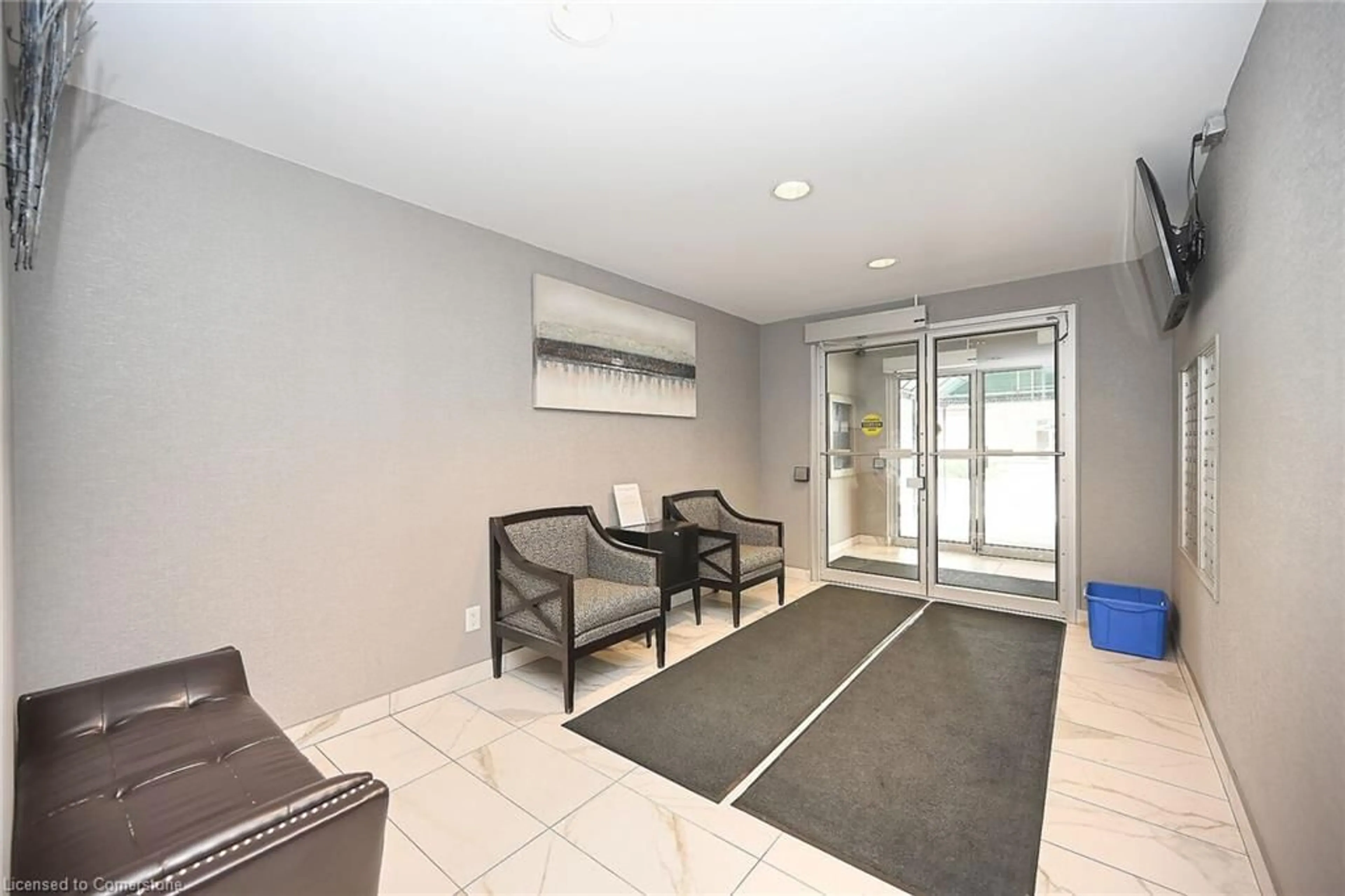 Indoor foyer for 32 Tannery St, Mississauga Ontario L5M 6T6