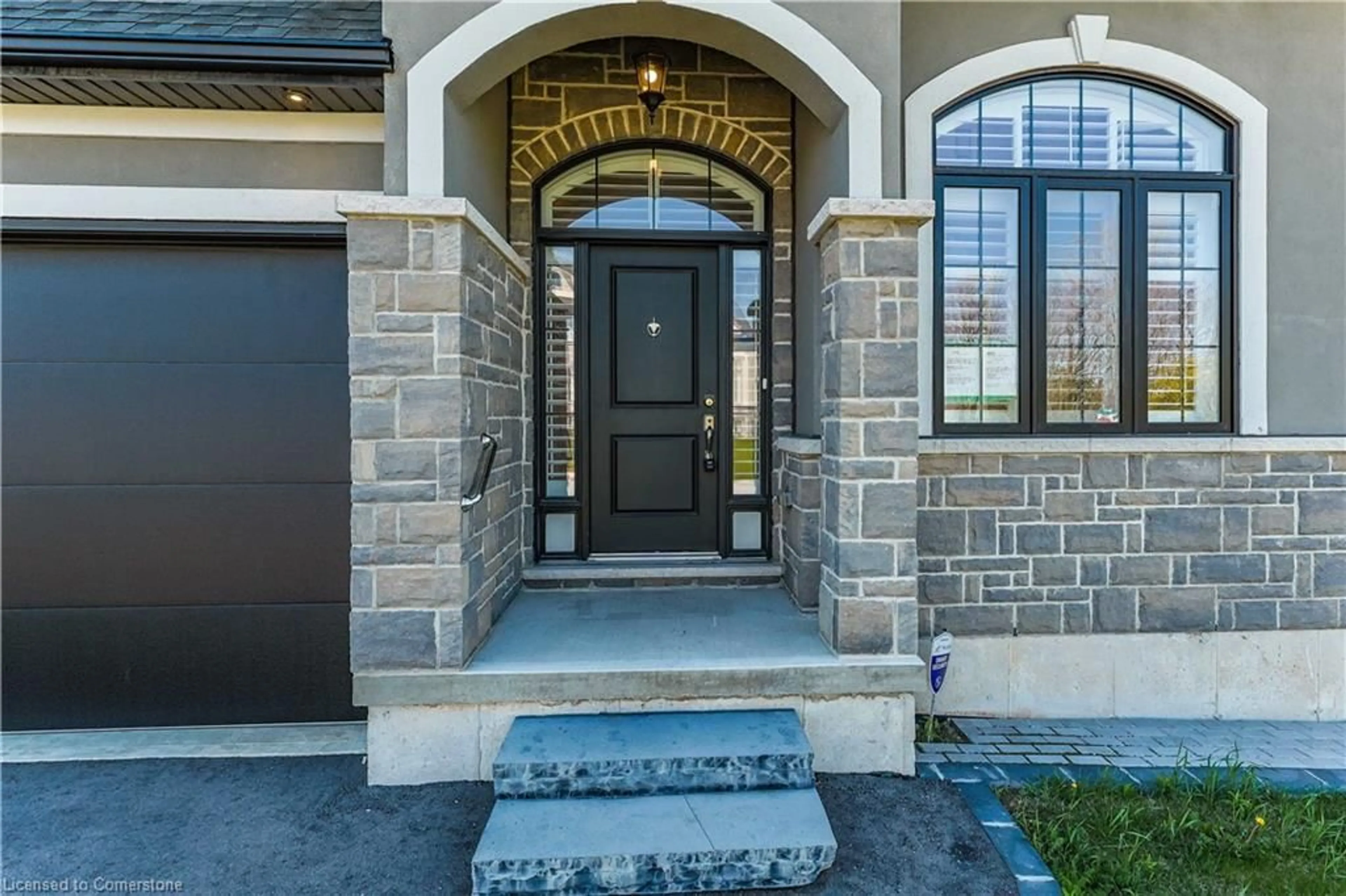 Indoor entryway for 8 Cesar Pl, Ancaster Ontario L9G 0G3