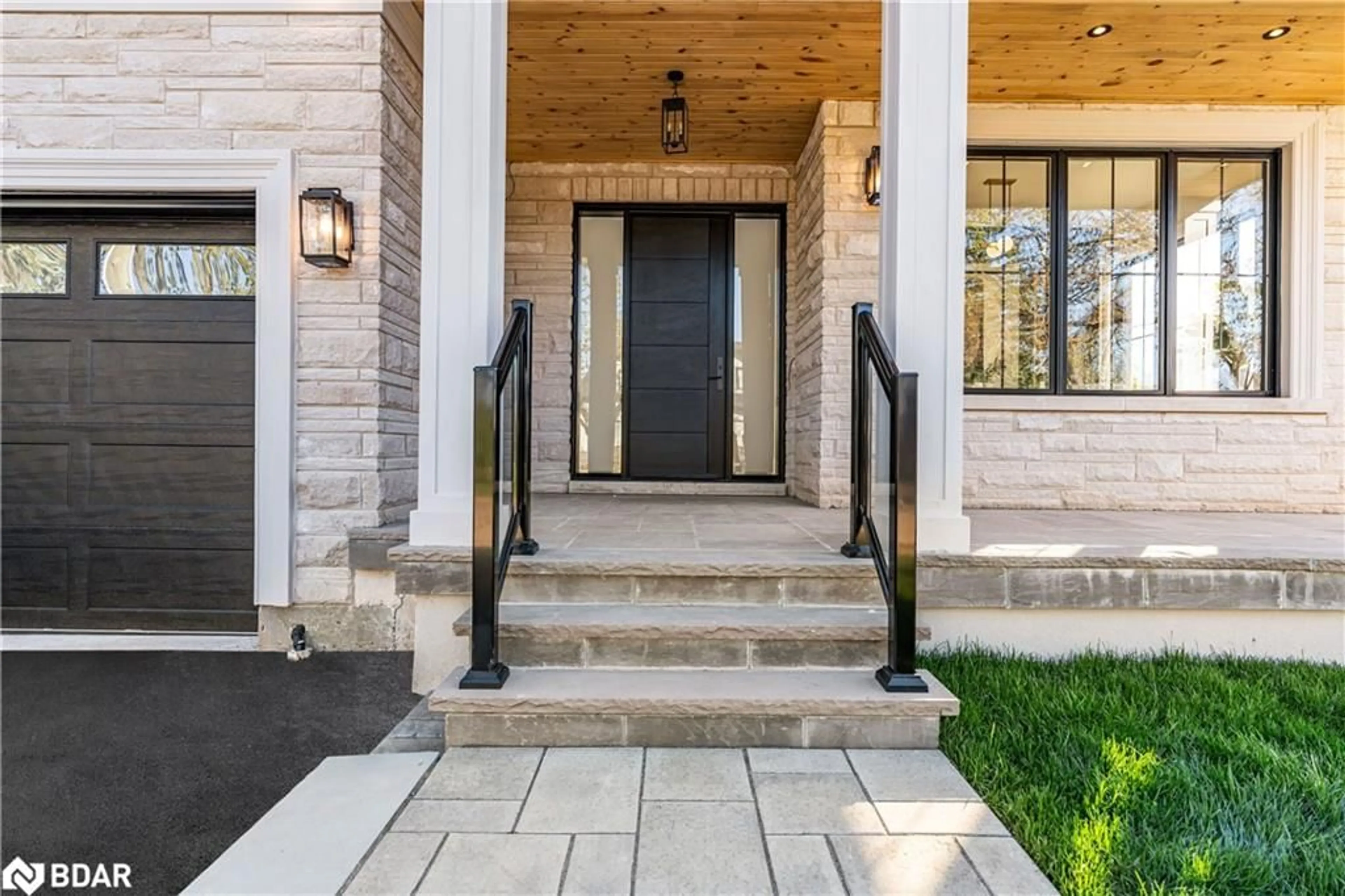 Indoor entryway for 328 Ashbury Rd, Oakville Ontario L6K 2M4