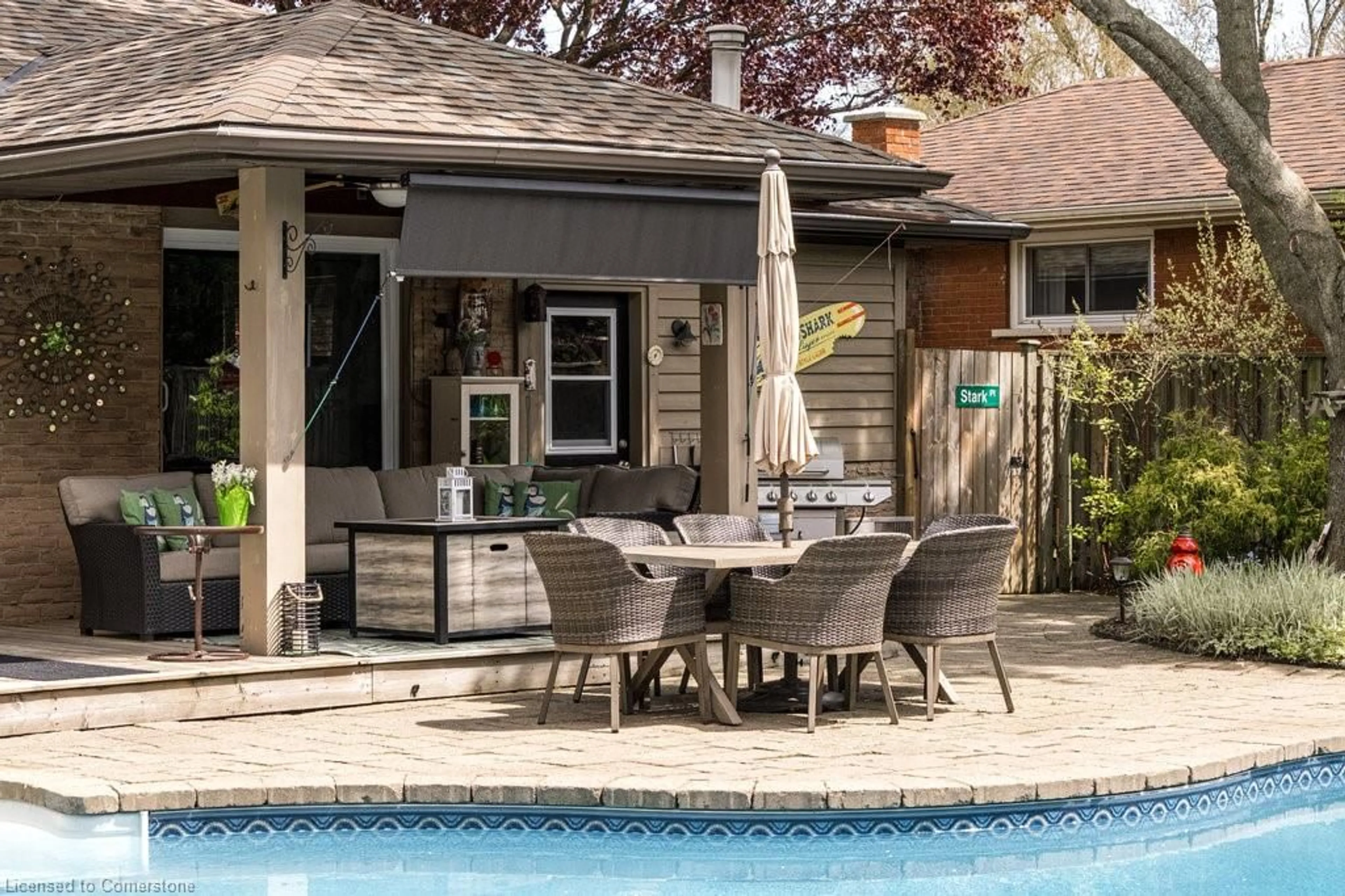 Patio, street for 302 Harmony Rd, Ancaster Ontario L9G 2T2