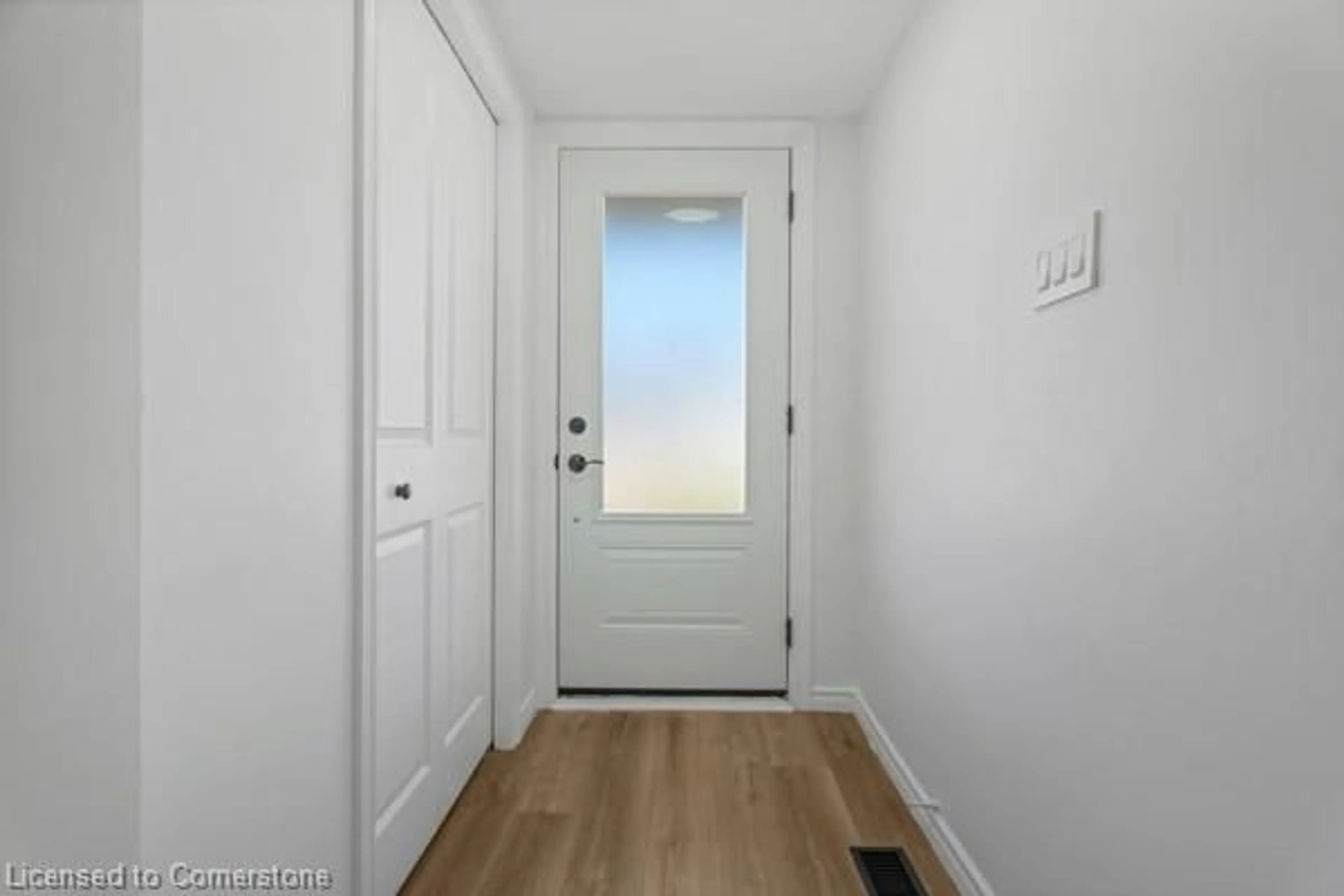 Indoor entryway for 879 Upper Sherman Ave, Hamilton Ontario L8V 3N2