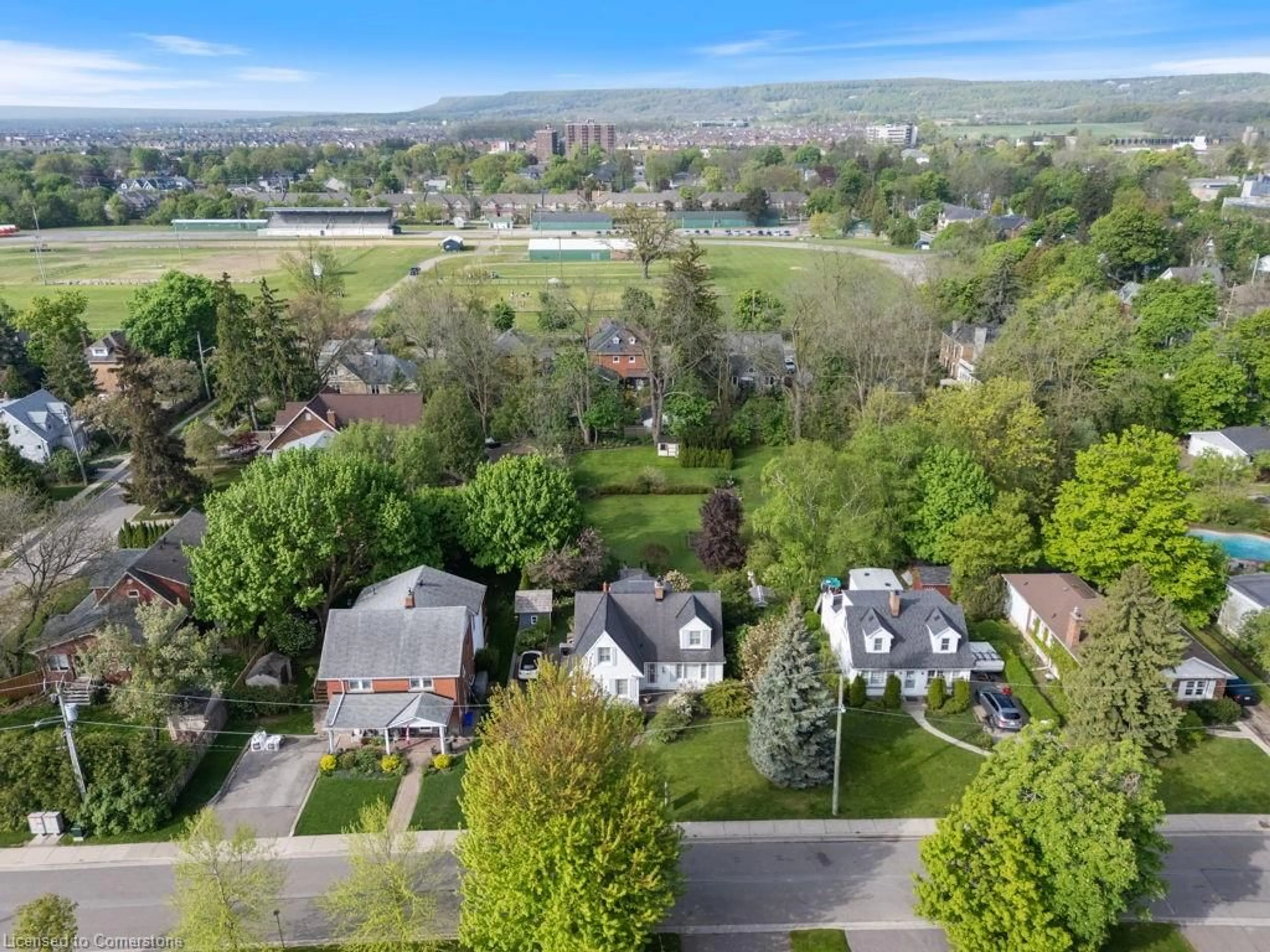 A pic from outside/outdoor area/front of a property/back of a property/a pic from drone, unknown for 124 Lydia Ave, Milton Ontario L9T 2H1