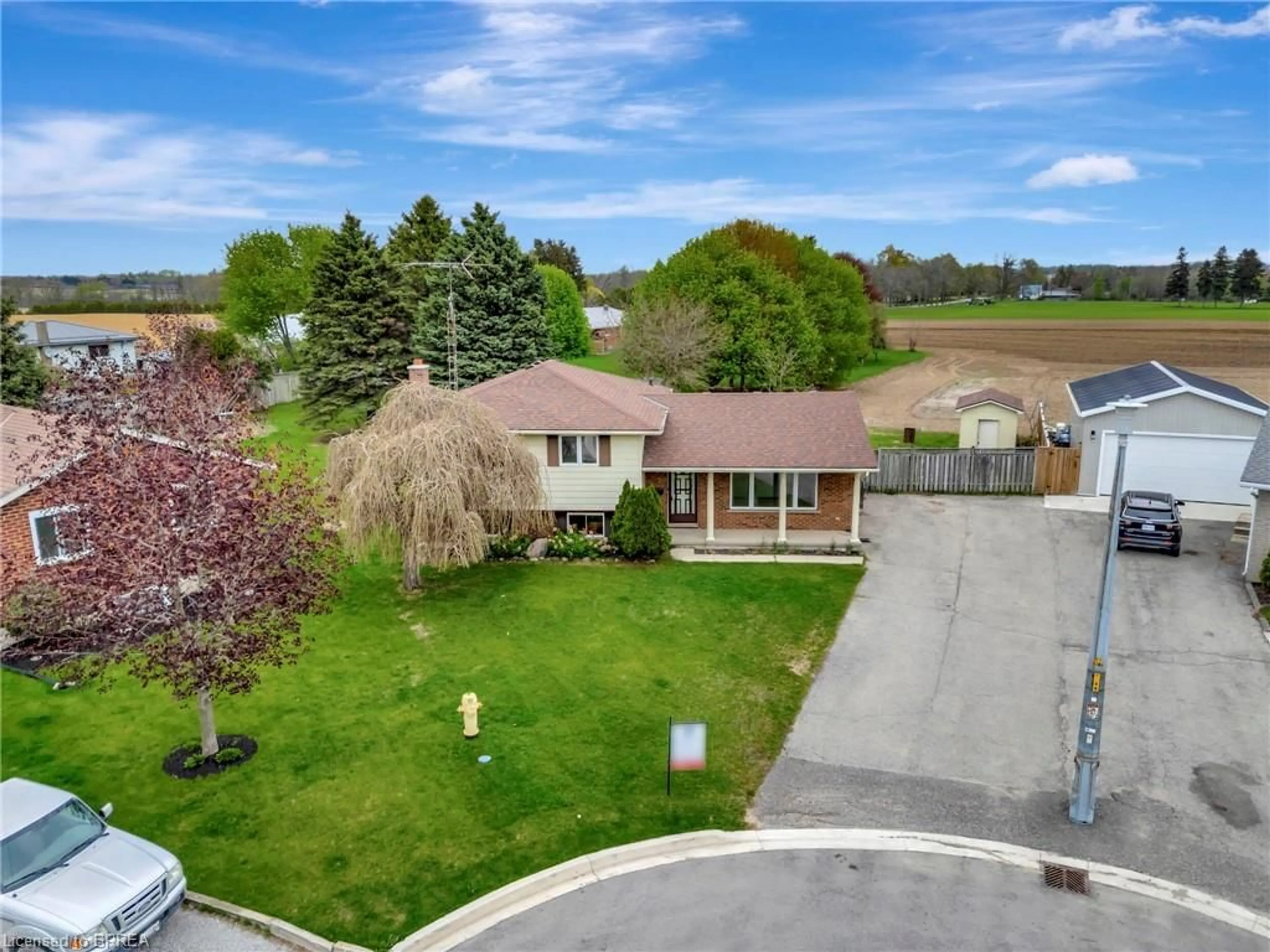 A pic from outside/outdoor area/front of a property/back of a property/a pic from drone, street for 2007 Hill St, Waterford Ontario N0E 1Y0