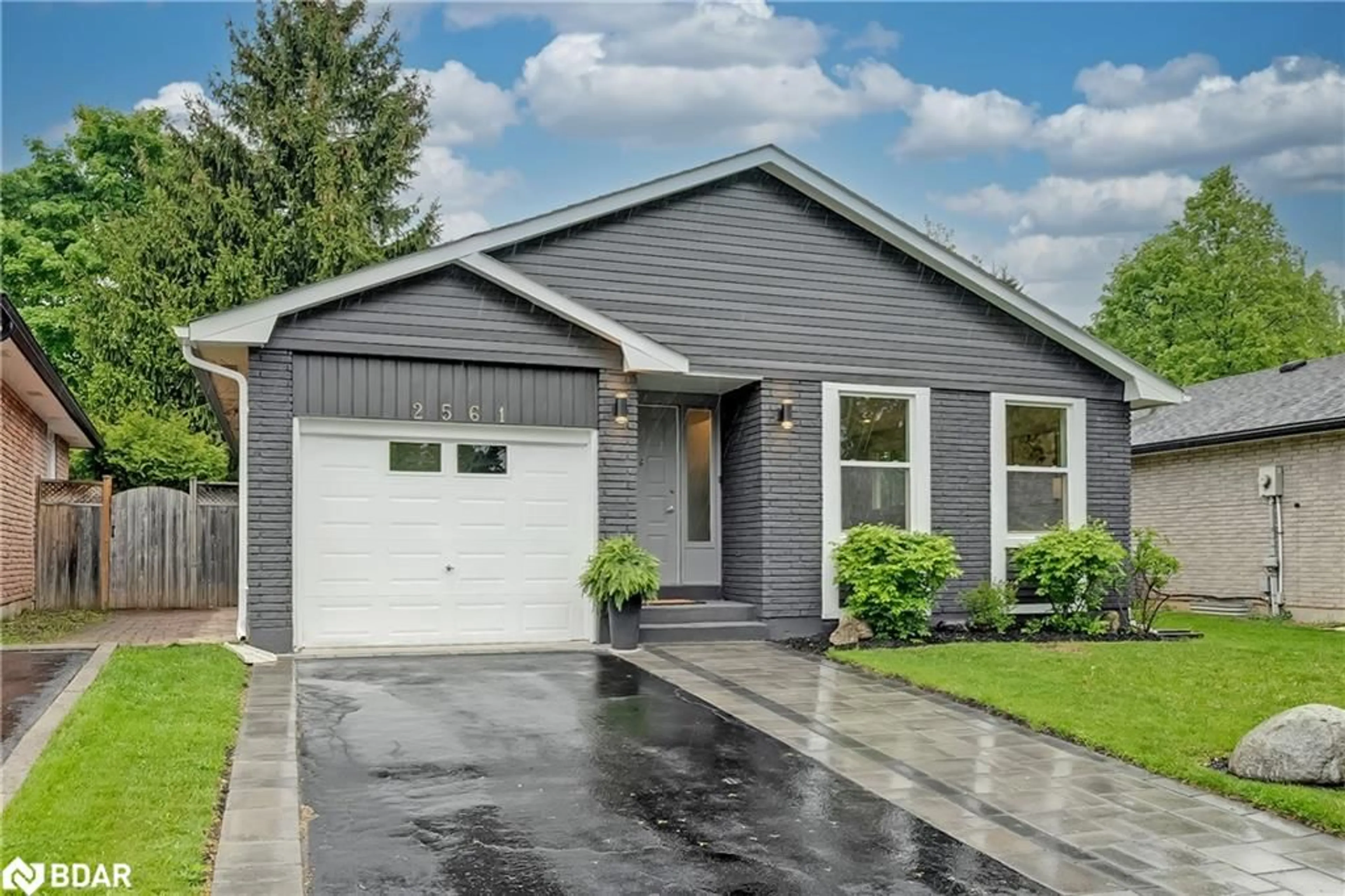 Home with vinyl exterior material, street for 2561 Cavendish Dr, Burlington Ontario L7P 4E3