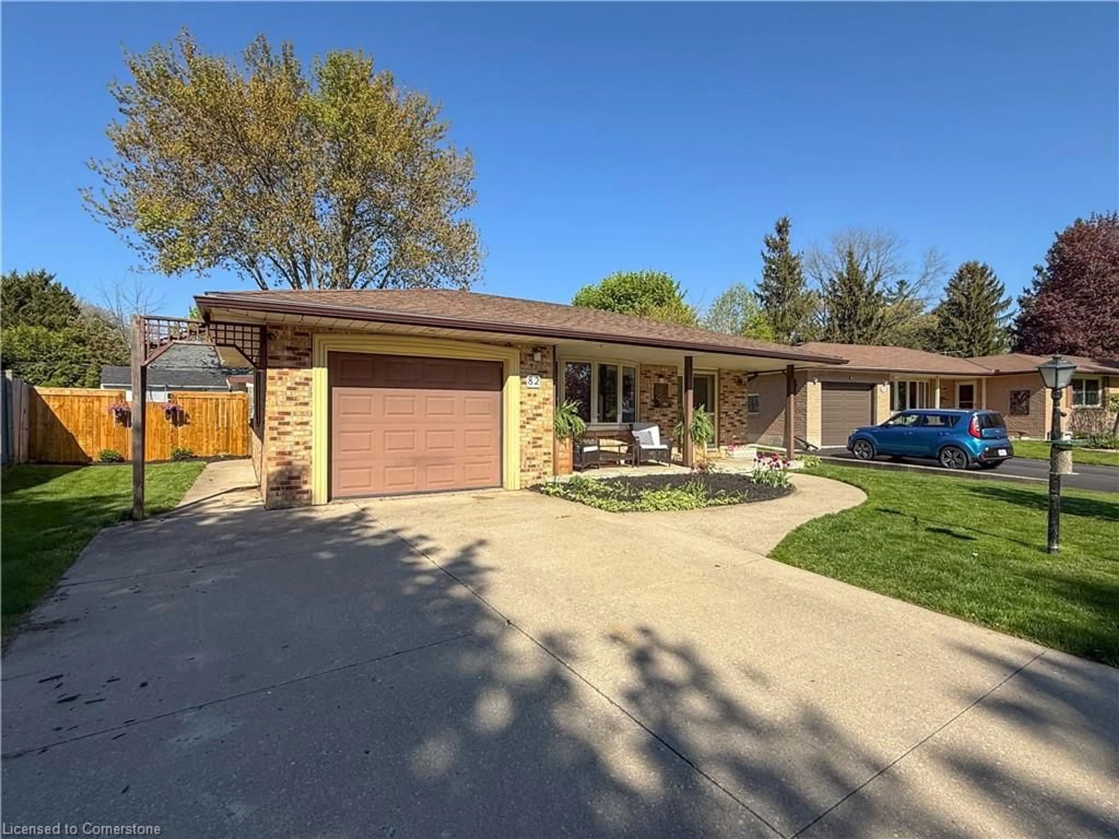 Home with brick exterior material, street for 82 Berkley Cres, Simcoe Ontario N3Y 2K5