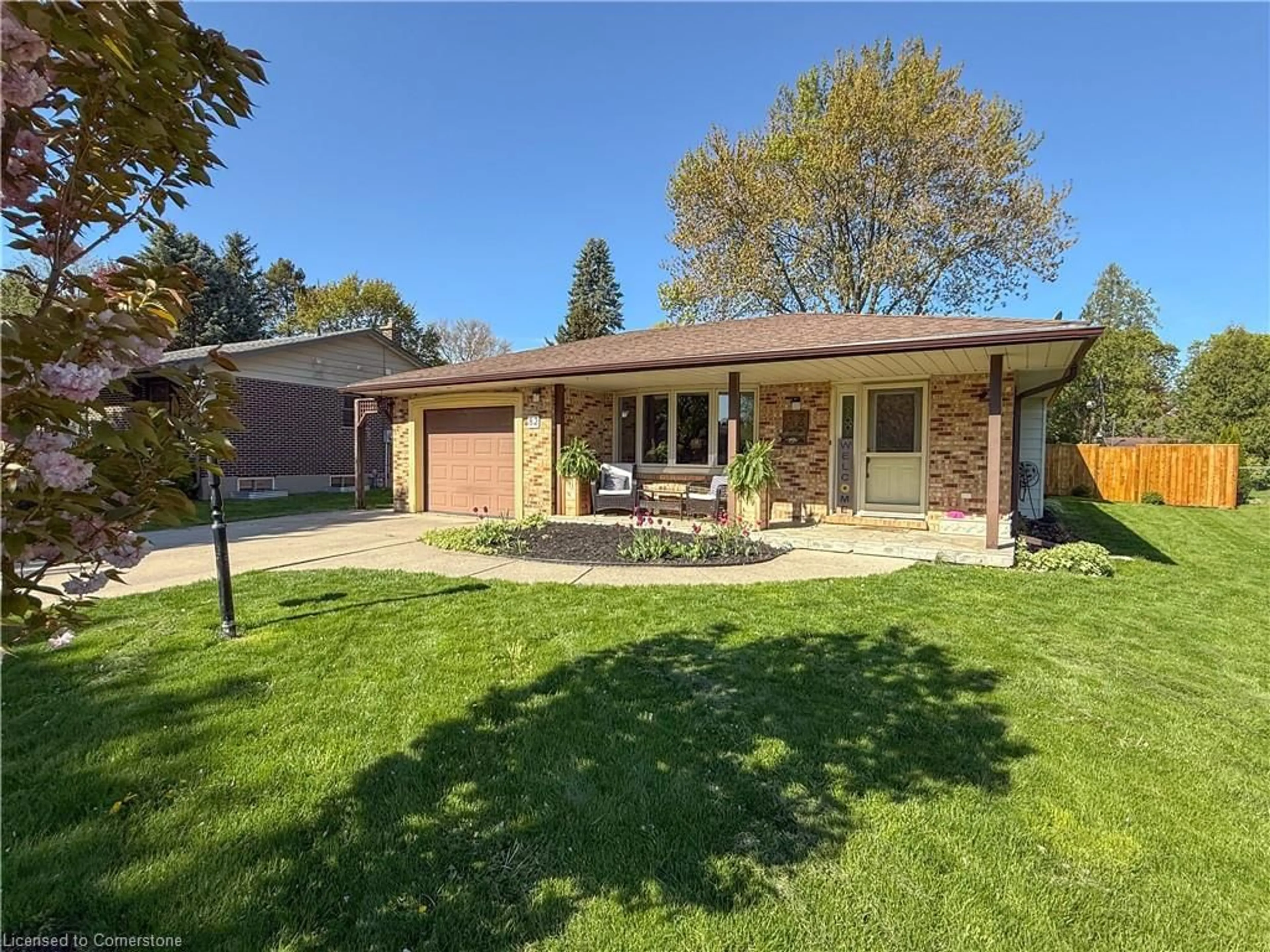 Home with brick exterior material, street for 82 Berkley Cres, Simcoe Ontario N3Y 2K5