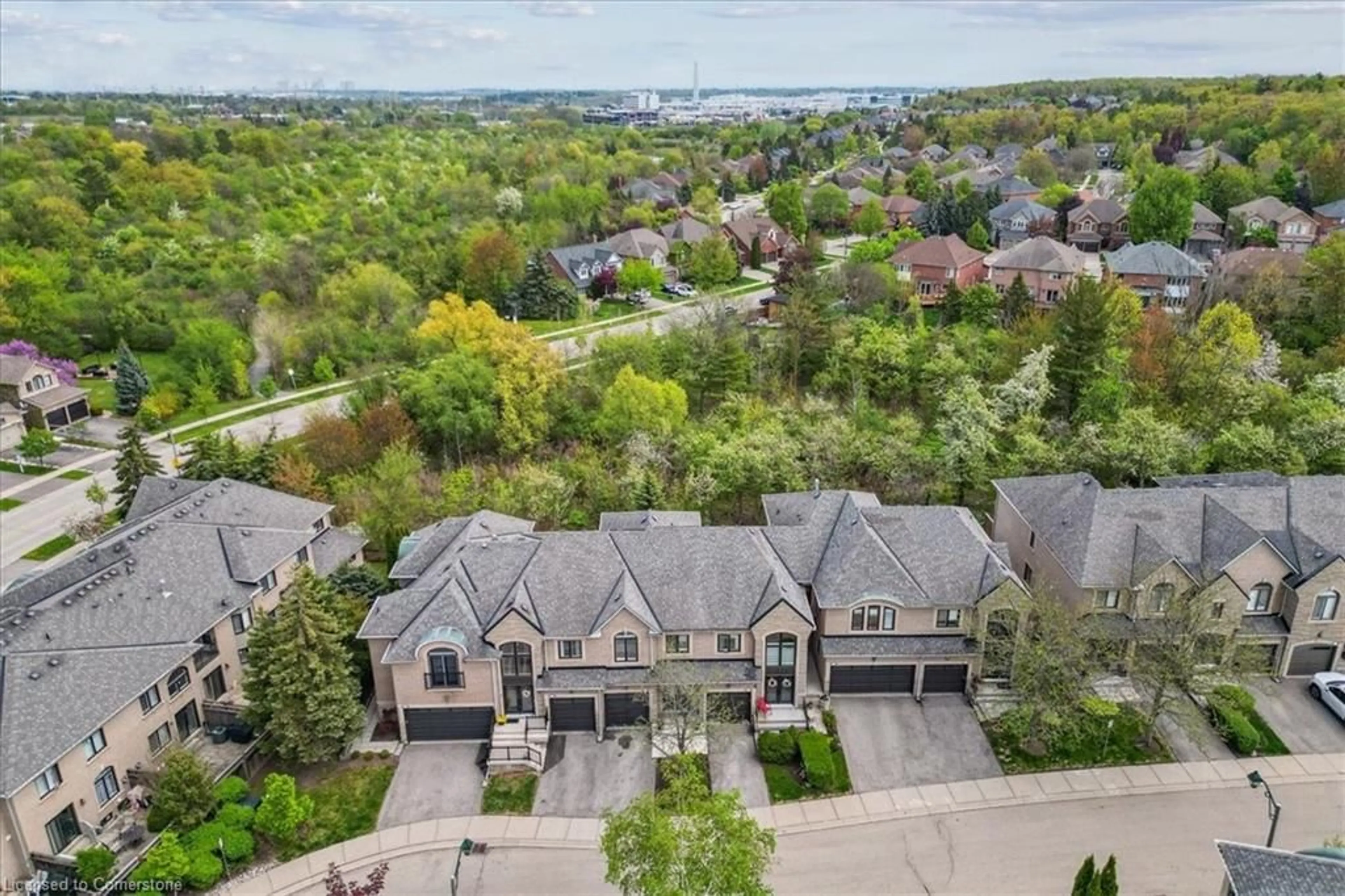 A pic from outside/outdoor area/front of a property/back of a property/a pic from drone, unknown for 2250 Rockingham Dr #10, Oakville Ontario L6H 6J3