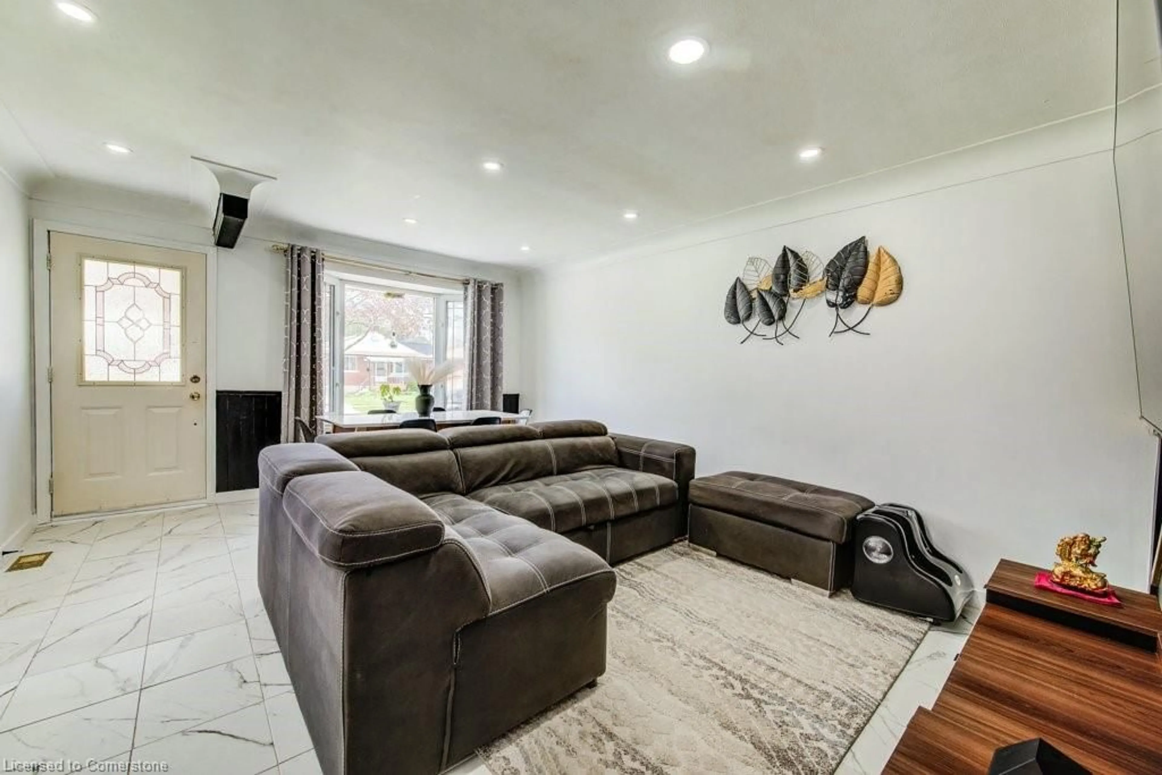 Living room with furniture, unknown for 201 Glen Rd, Kitchener Ontario N2M 3G3