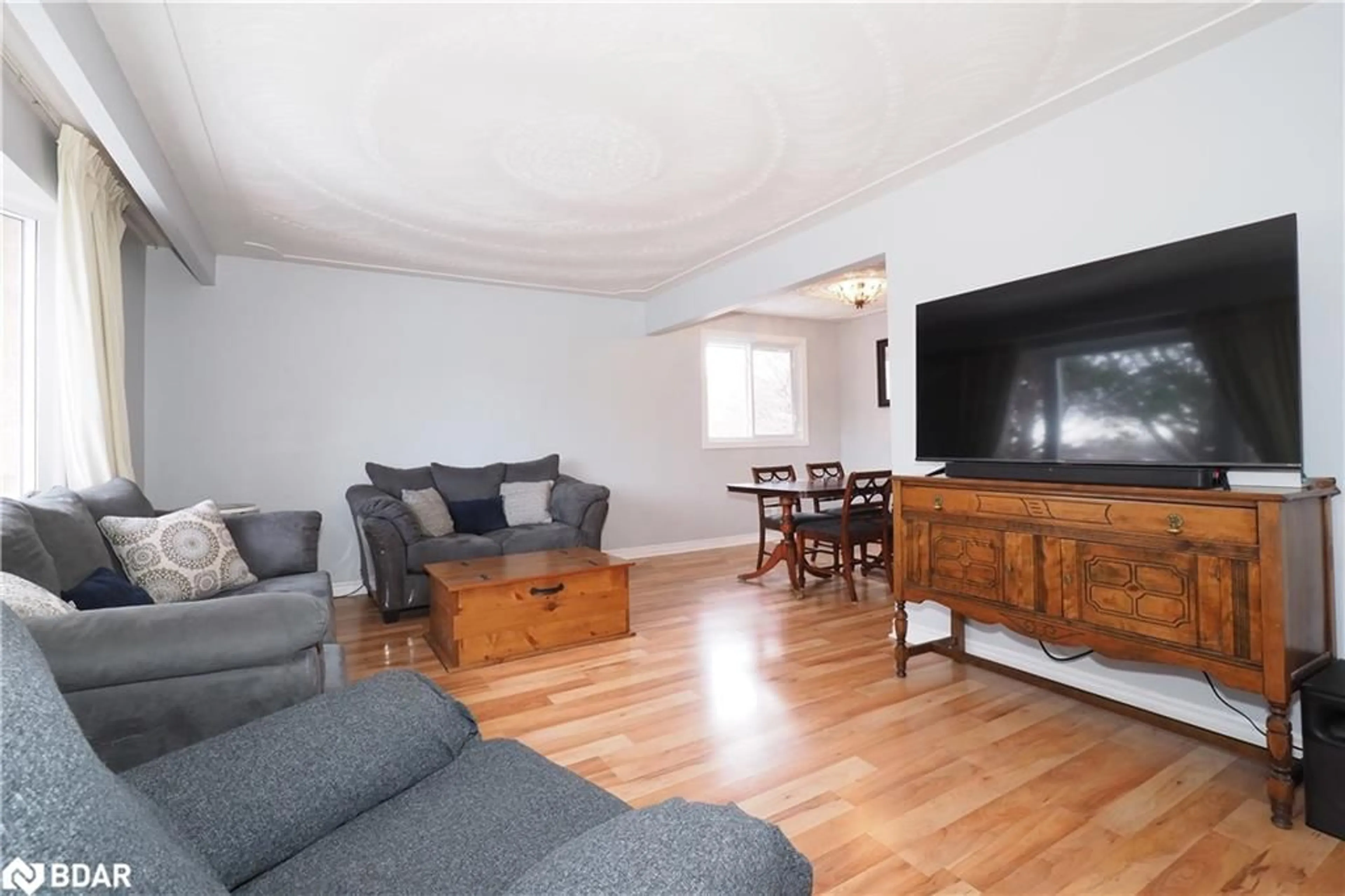 Living room with furniture, wood/laminate floor for 113 Deerberry Pl, Waterloo Ontario N2V 1G2