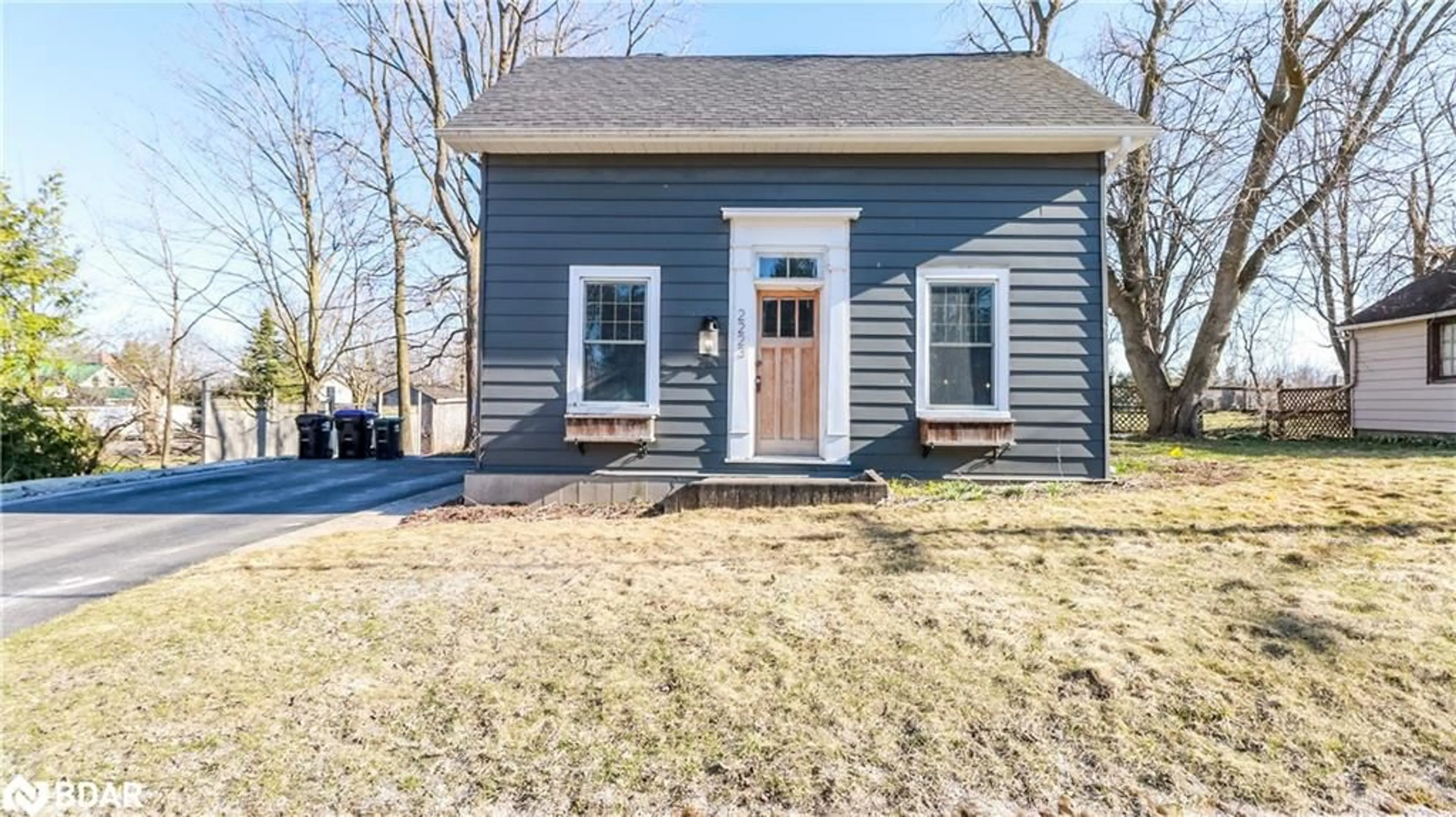 Home with vinyl exterior material, street for 2223 Victoria St, Innisfil Ontario L9S 1J8