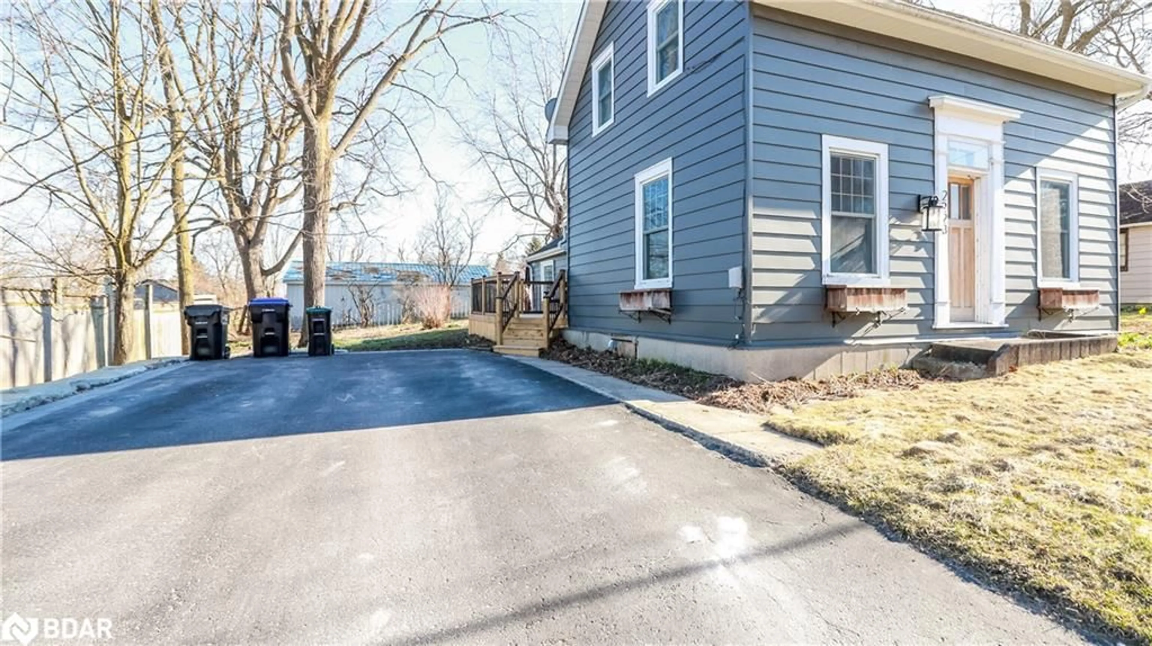Patio, street for 2223 Victoria St, Innisfil Ontario L9S 1J8
