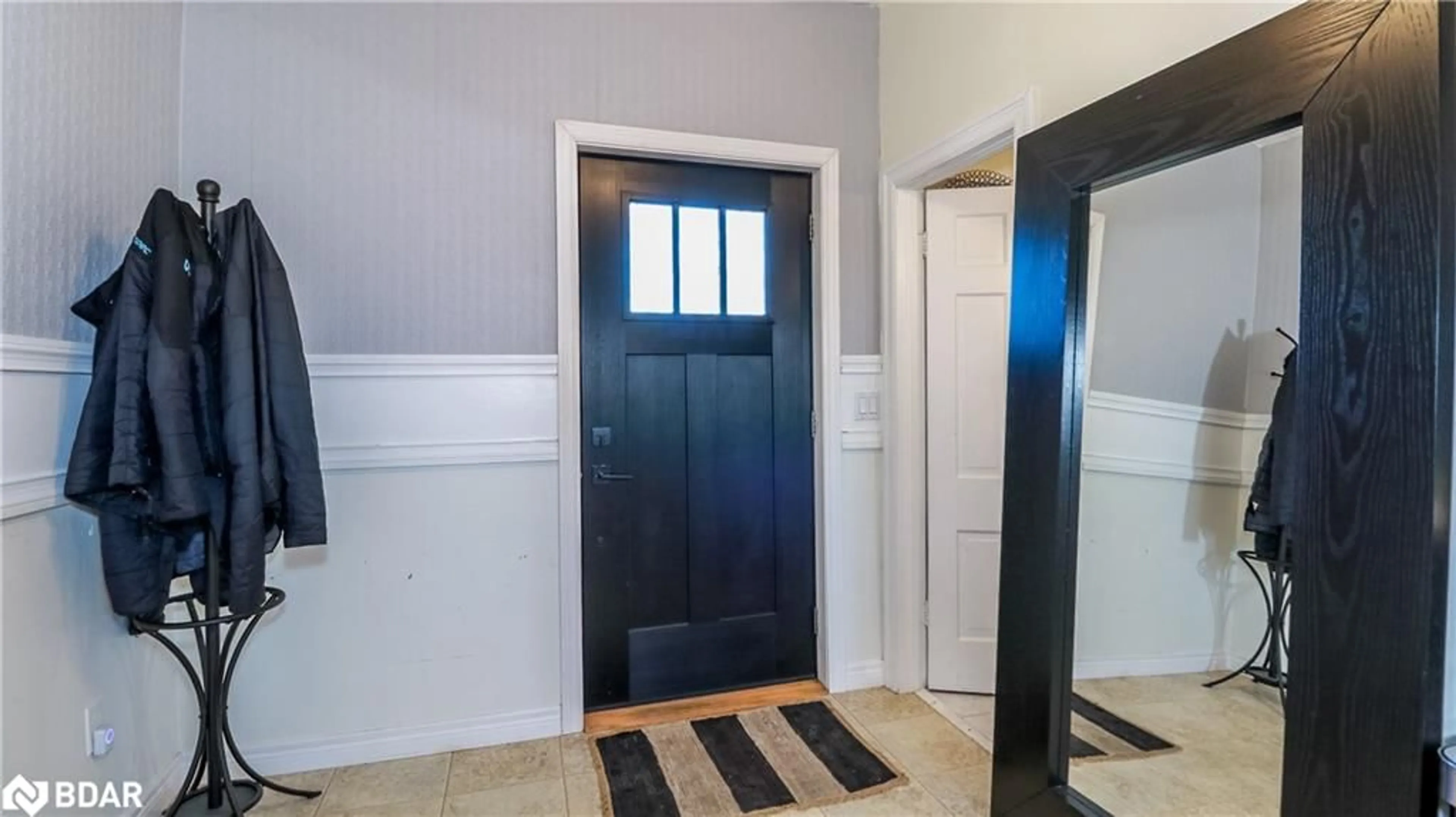 Indoor entryway for 2223 Victoria St, Innisfil Ontario L9S 1J8