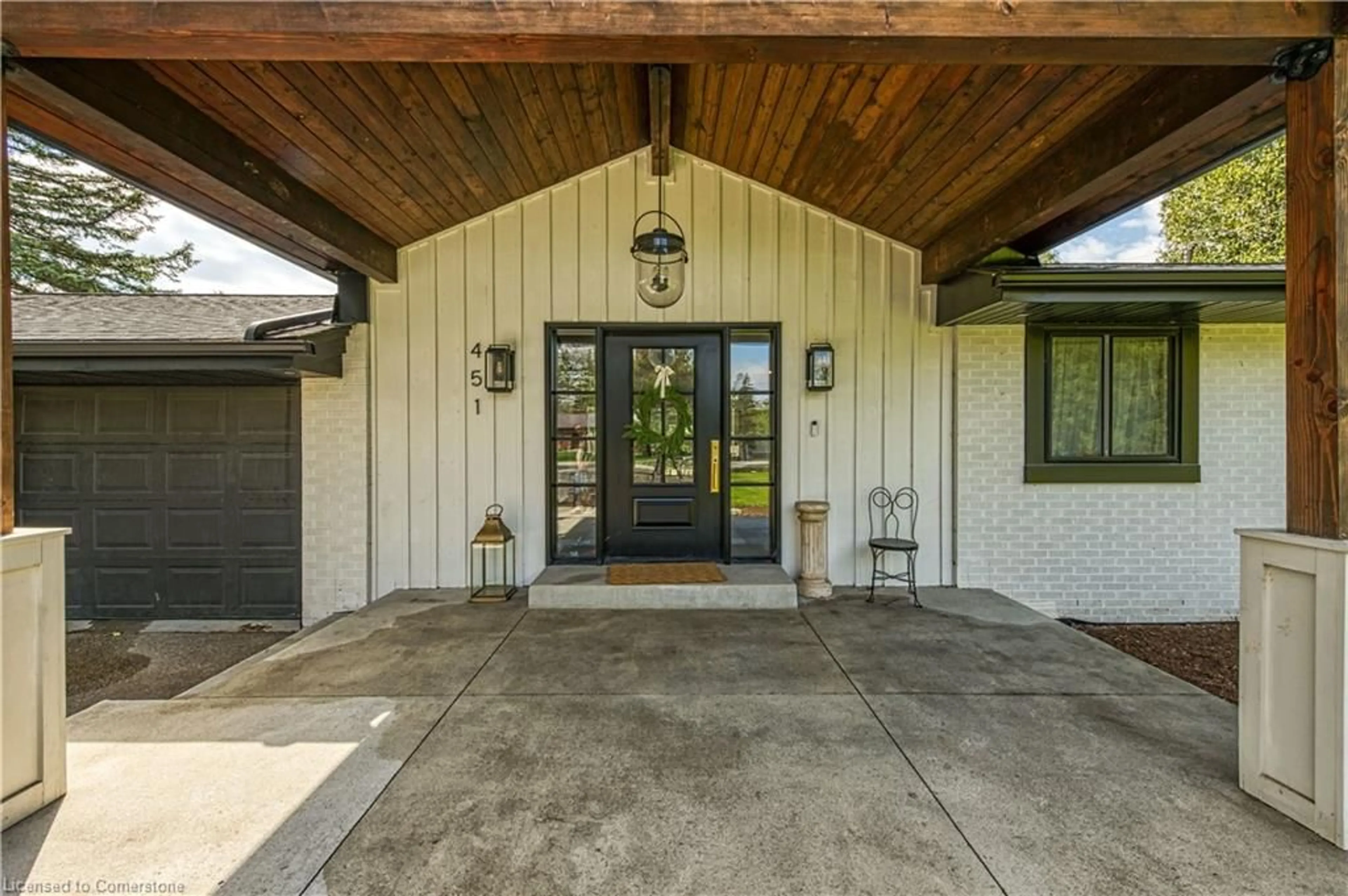 Indoor entryway for 451 Mines Rd, Caledonia Ontario N3W 1X6