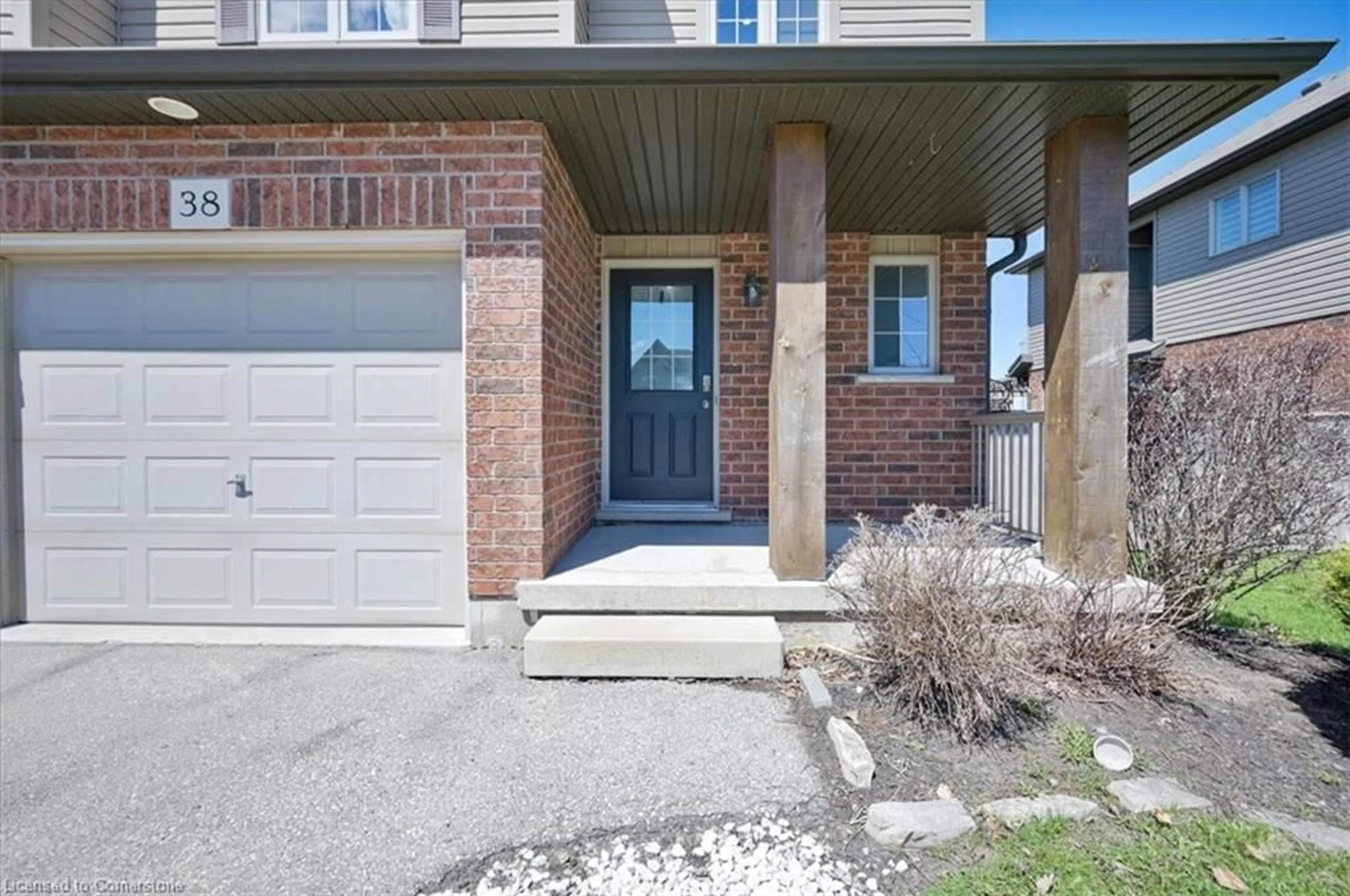 Indoor entryway for 38 Captain Mccallum Dr, New Hamburg Ontario N3A 0B7