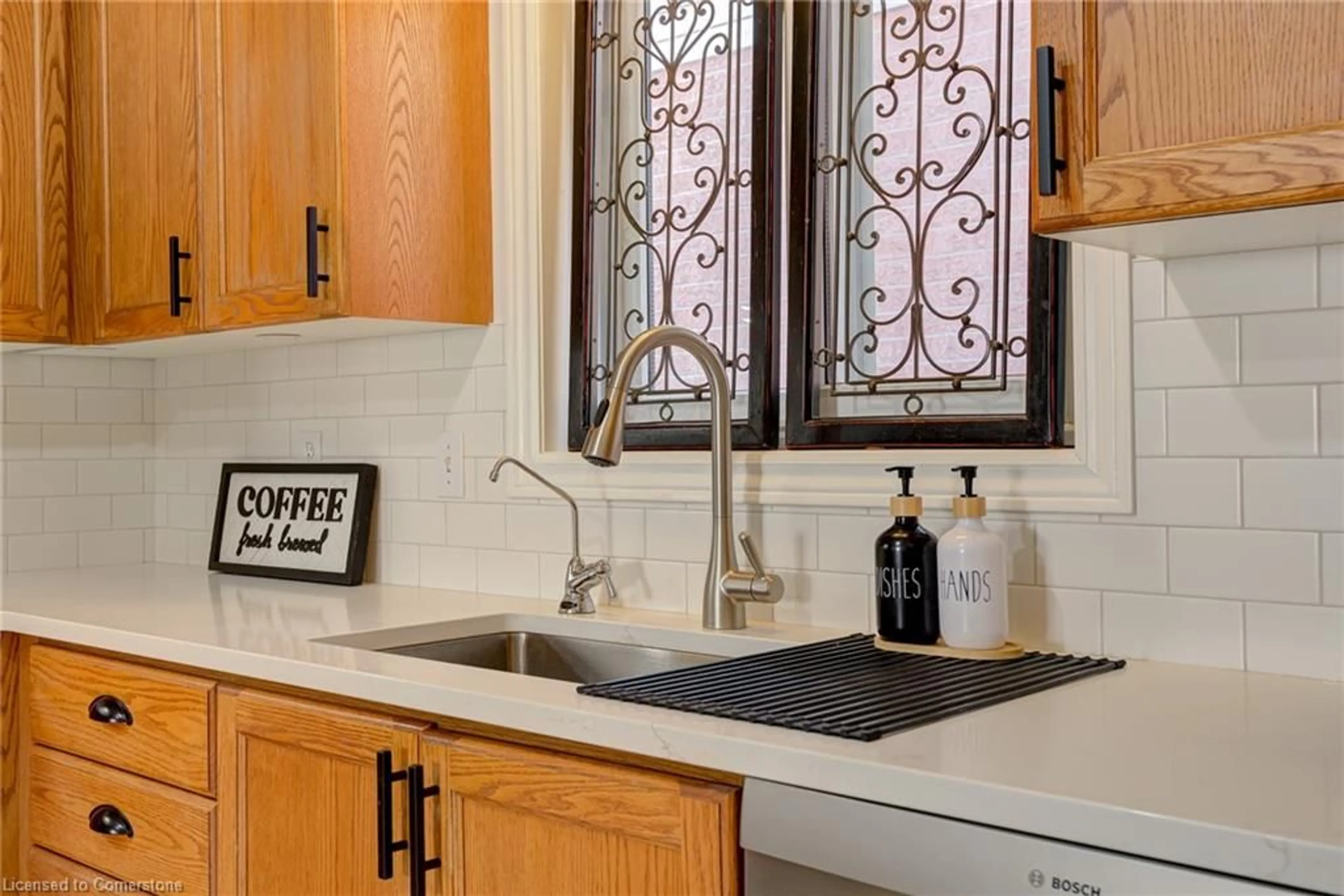 Standard kitchen, ceramic/tile floor for 724 Brandenburg Blvd, Waterloo Ontario N2T 2V4