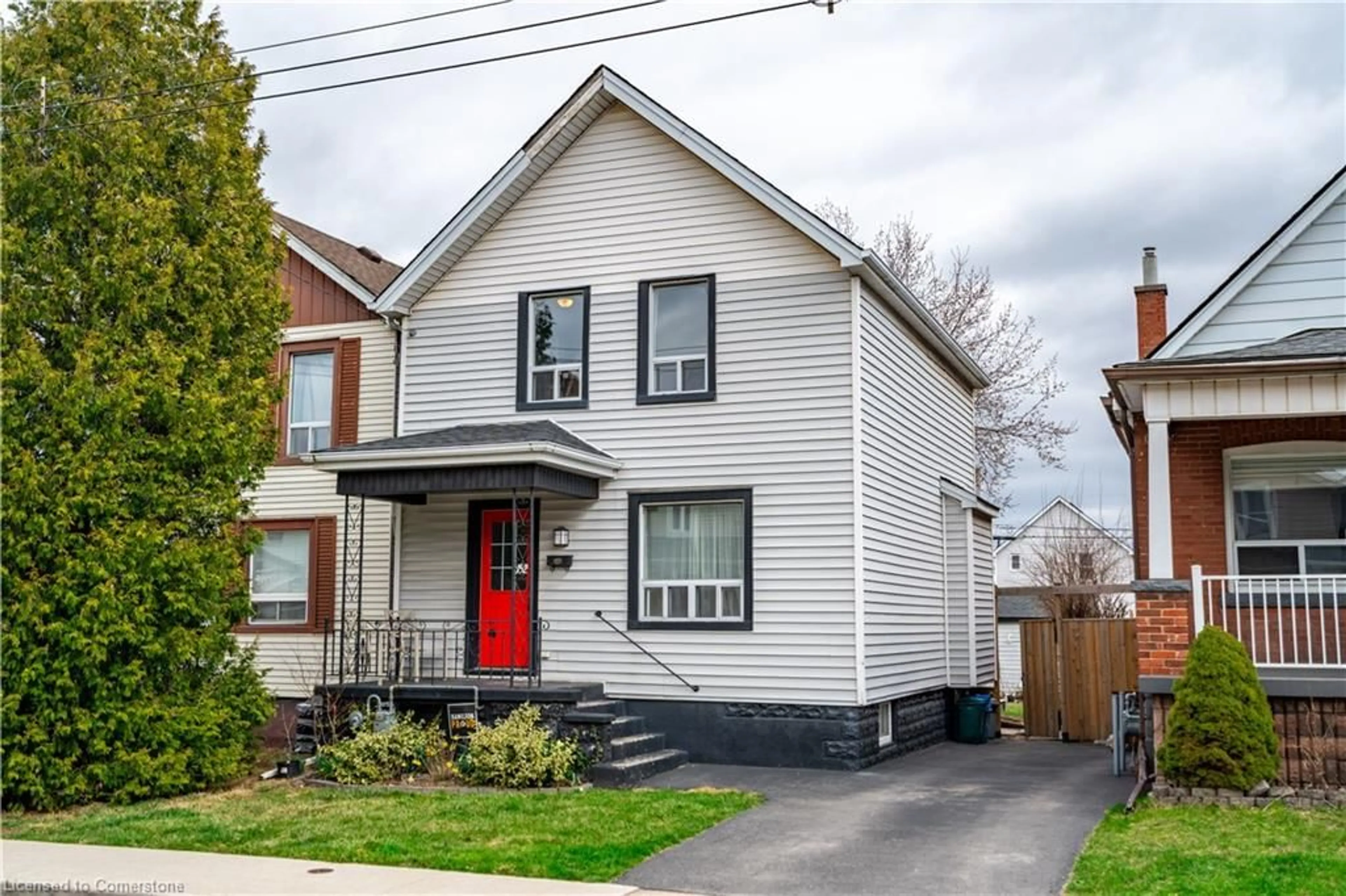 Home with brick exterior material, street for 152 London St, Hamilton Ontario L8H 4B7