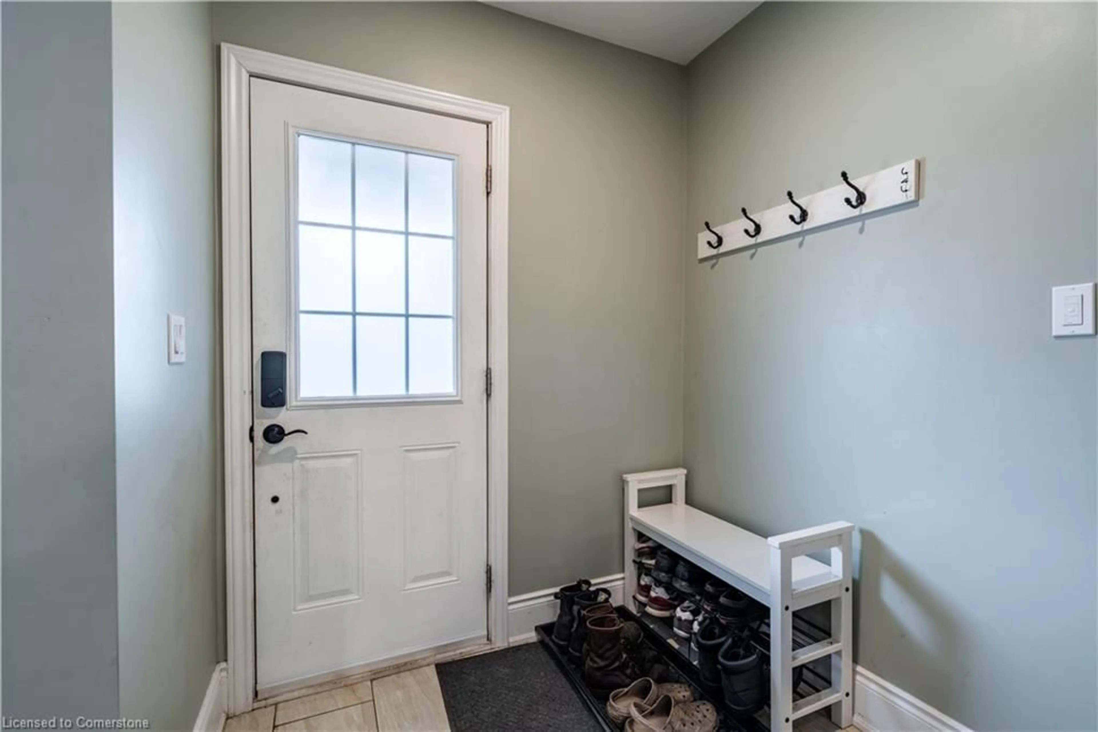Indoor entryway for 152 London St, Hamilton Ontario L8H 4B7