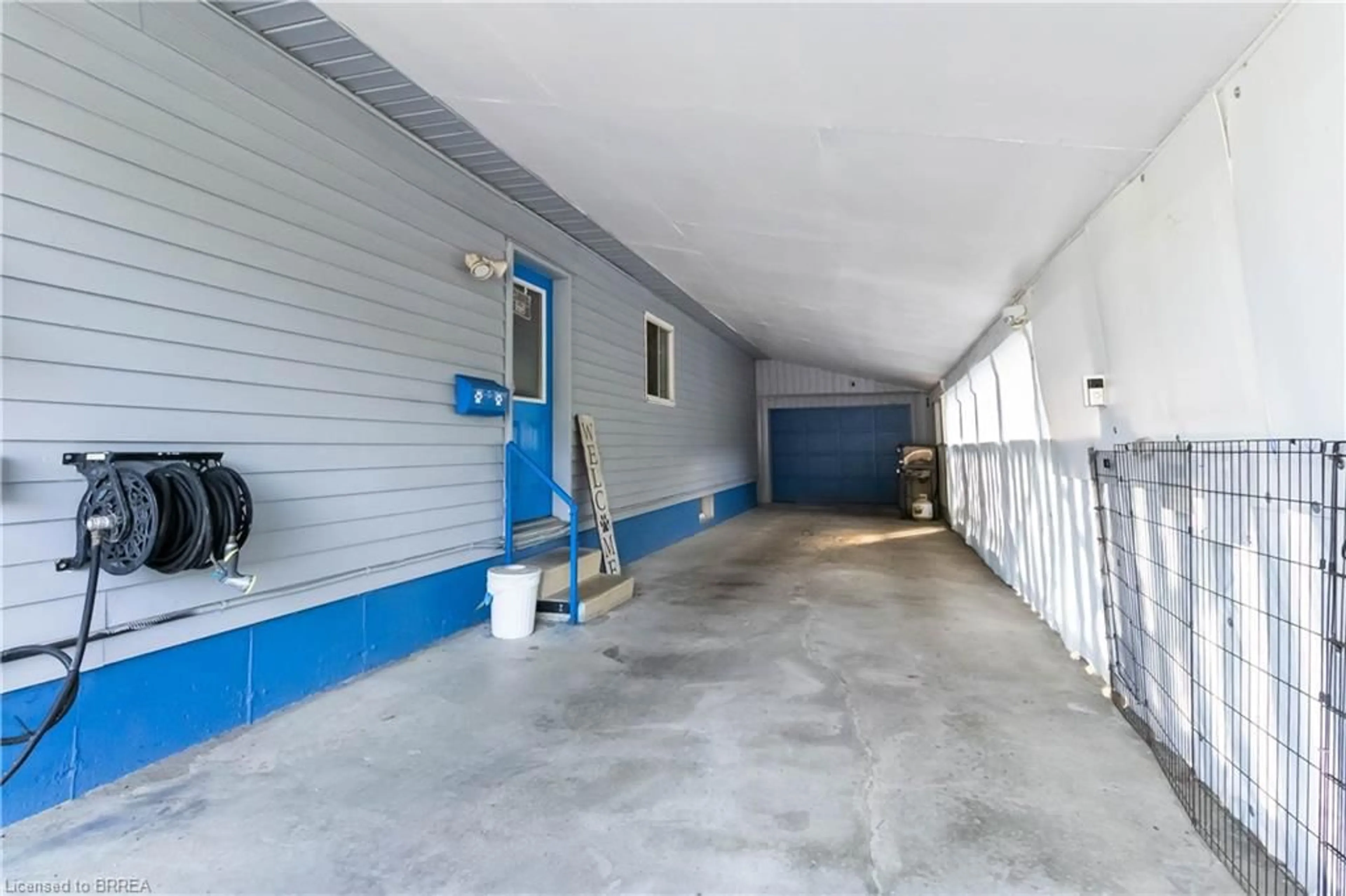 Indoor garage for 83 Locks Rd, Brantford Ontario N3S 7L9