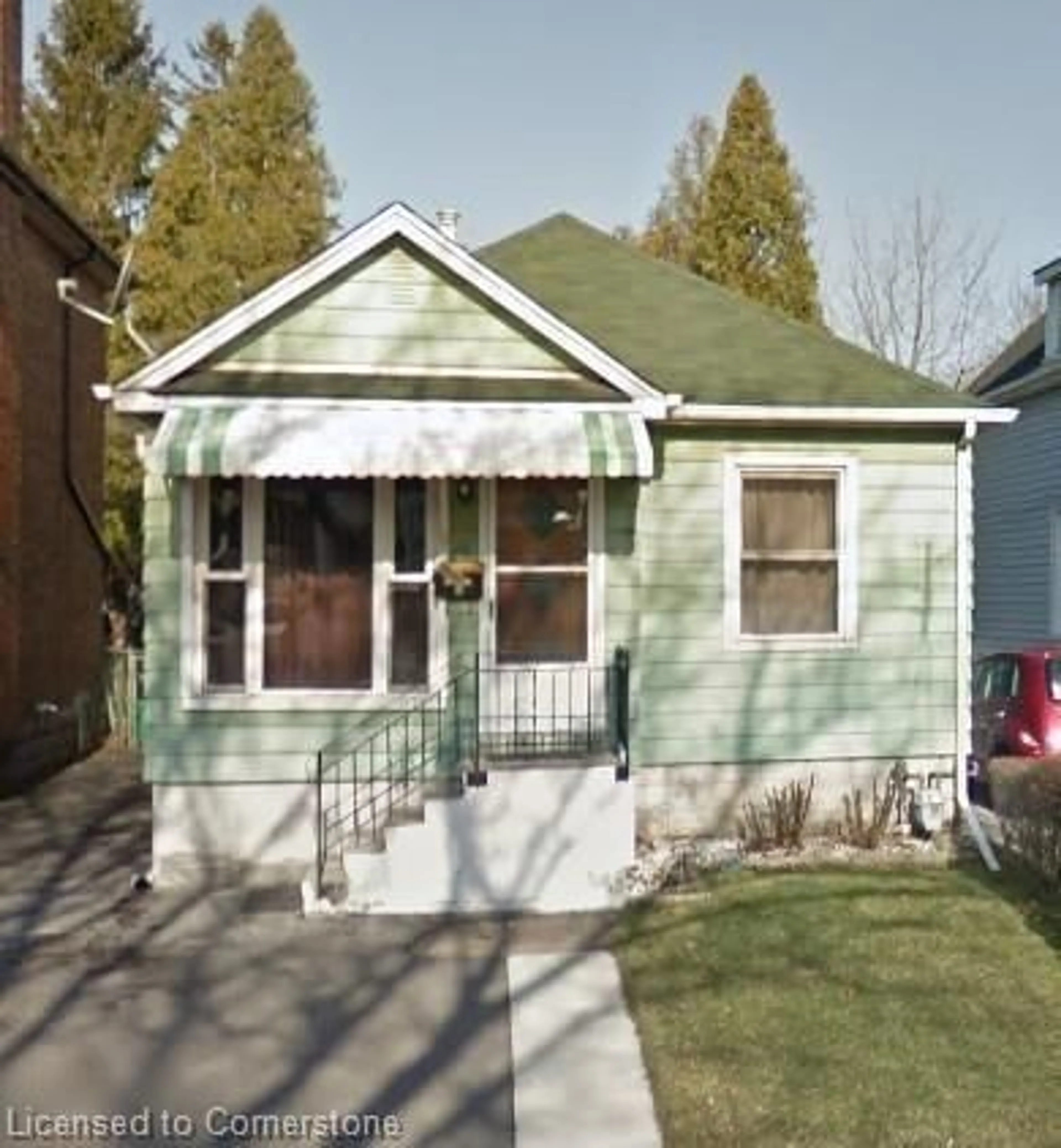 Home with vinyl exterior material, street for 33 Province St, Hamilton Ontario L8H 4H3
